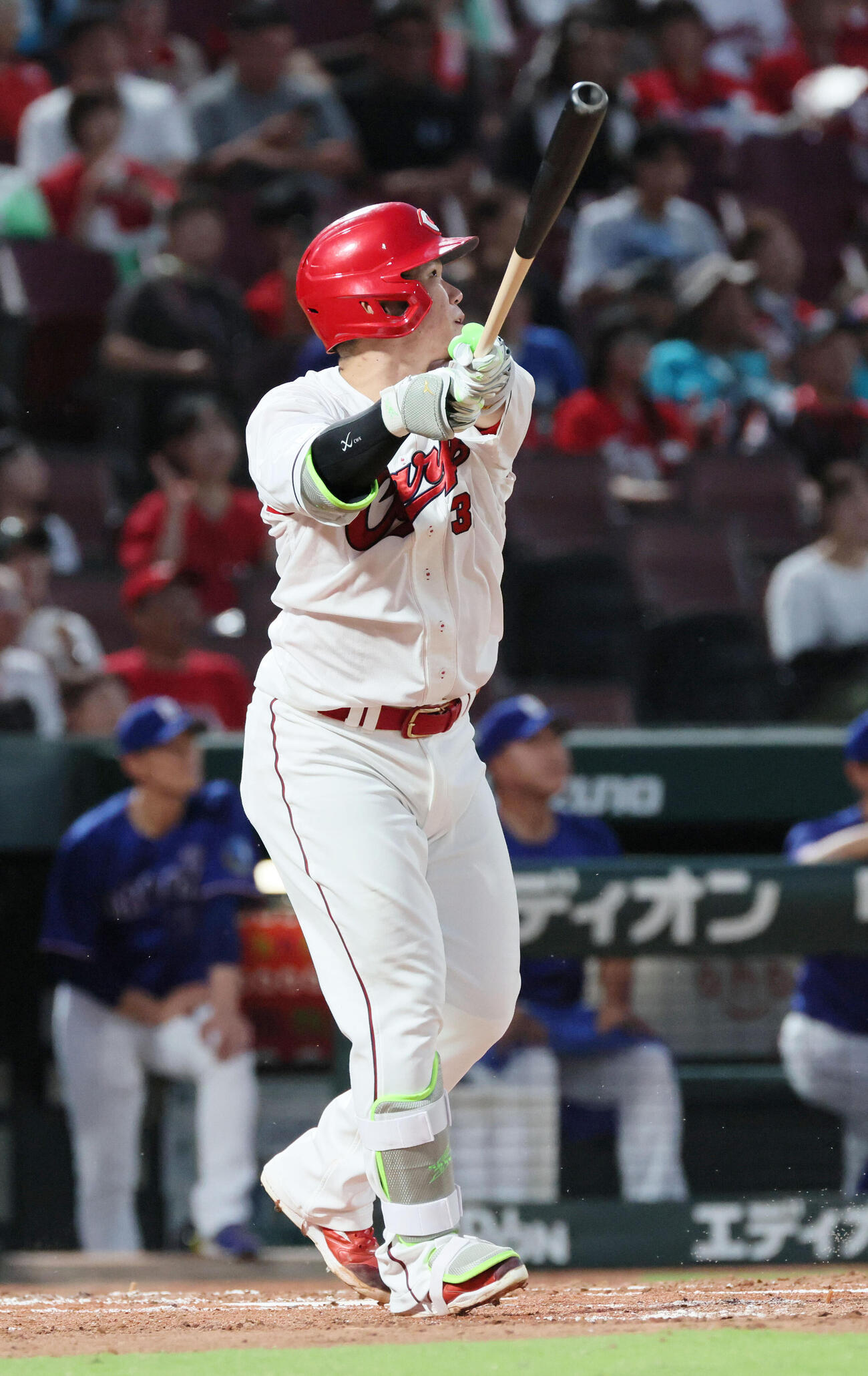 広島対中日　4回裏広島無死、坂倉将吾は左中間越え本塁打を放（撮影・加藤孝規）