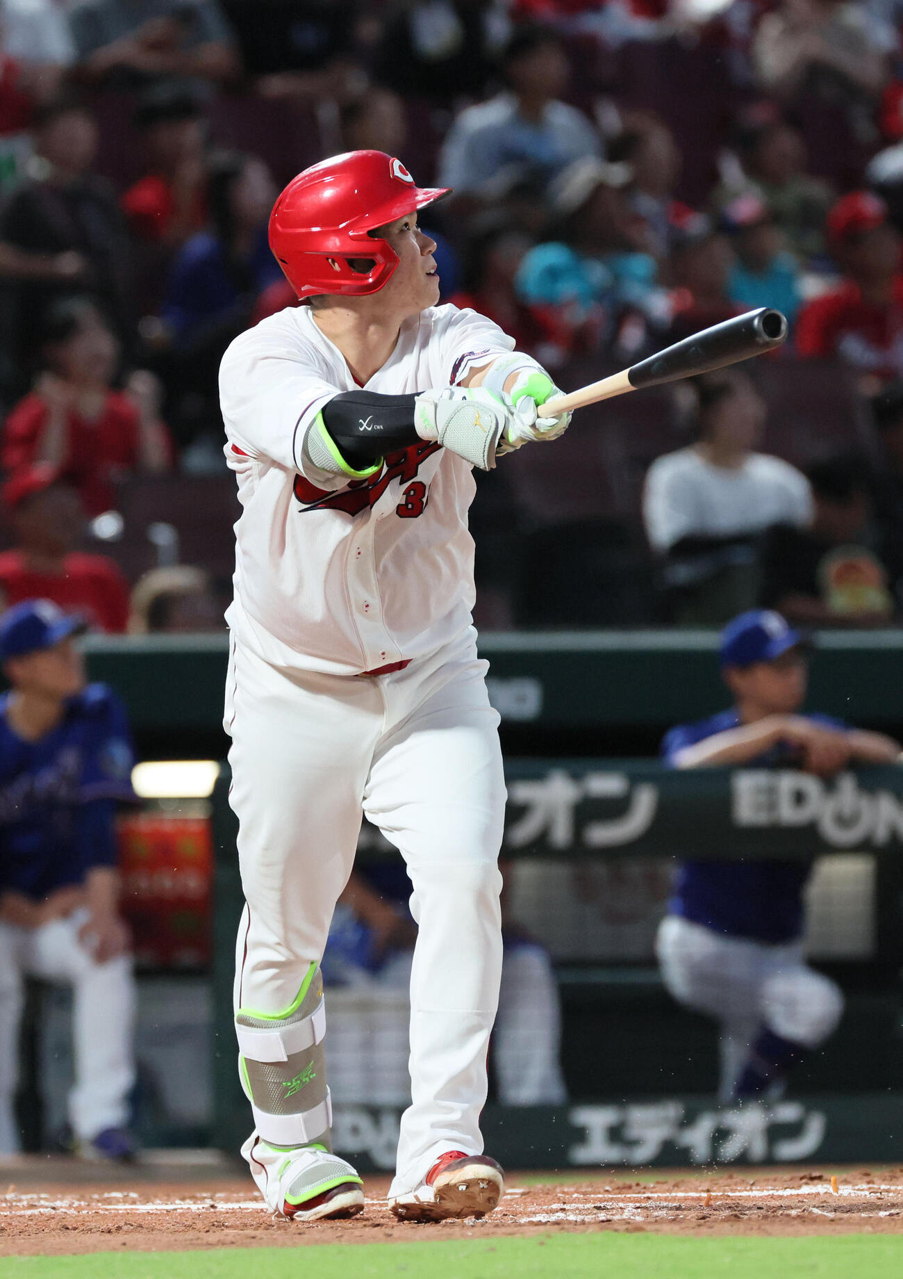 広島対中日　4回裏広島無死、坂倉将吾は左中間越え本塁打を放（撮影・加藤孝規）