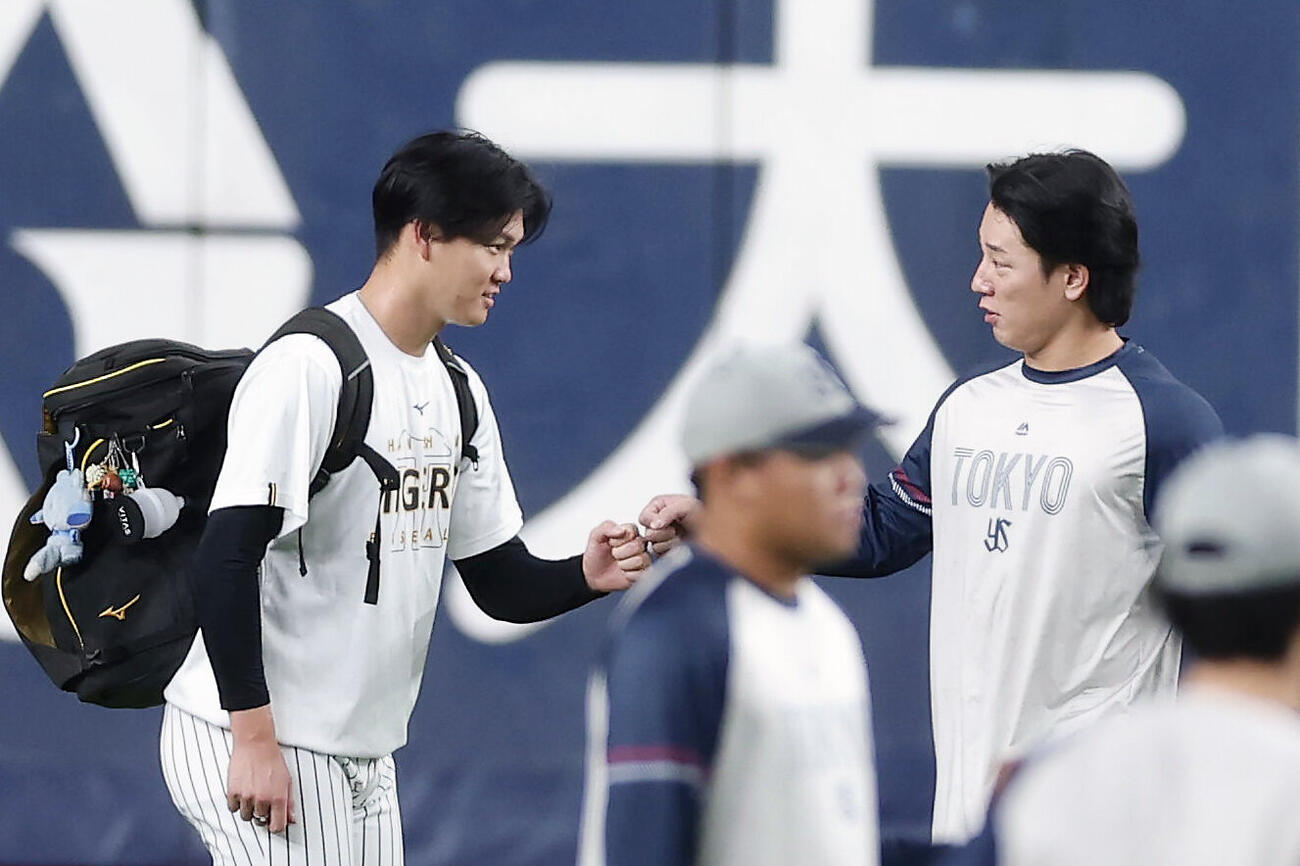 阪神対ヤクルト　試合前練習であいさつを交わす阪神及川雅貴（左）とヤクルト増田珠（撮影・前田充）
