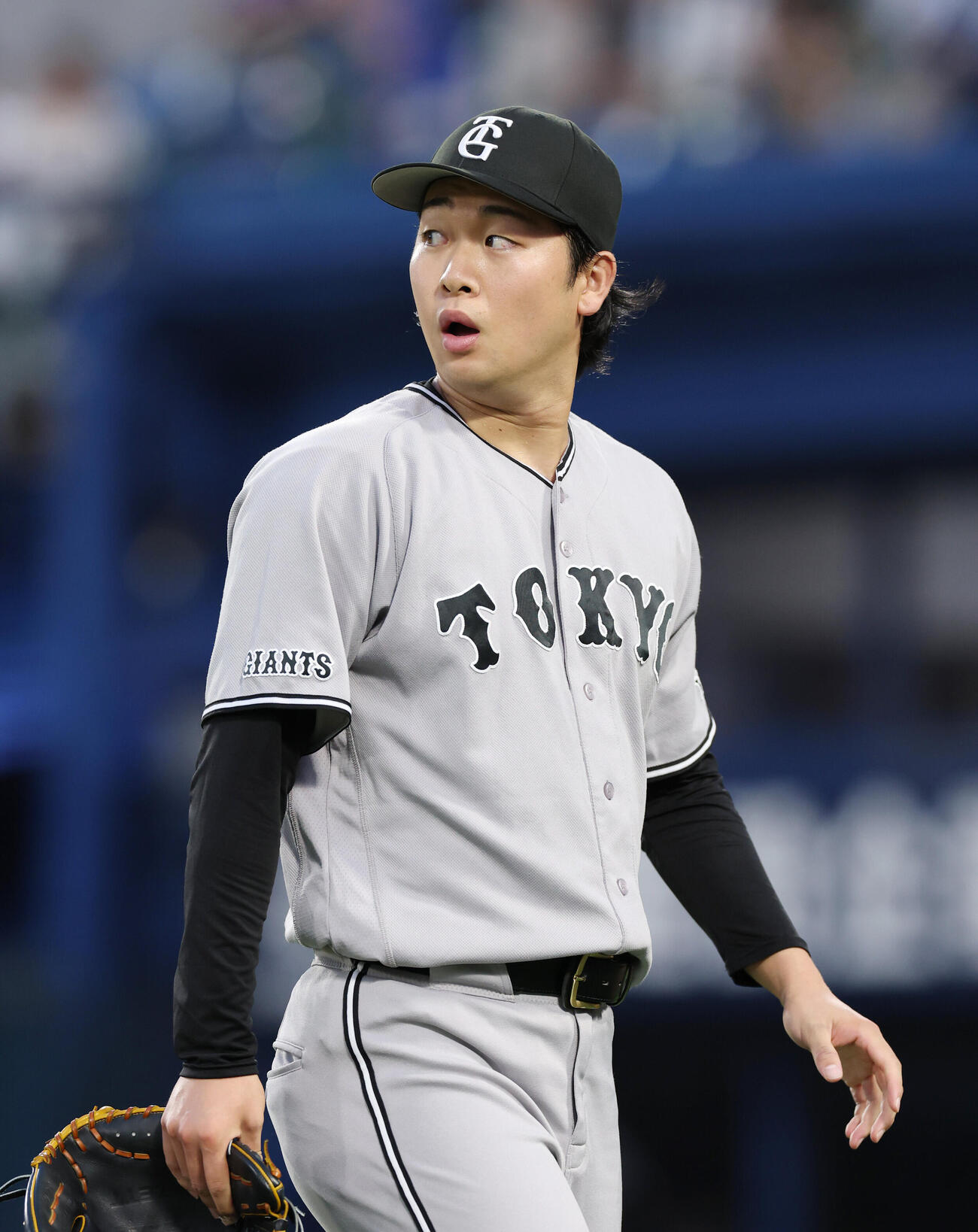 DeNa対巨人　2回裏を終え点差が広がった巨人山崎伊織（撮影・増田悦実）