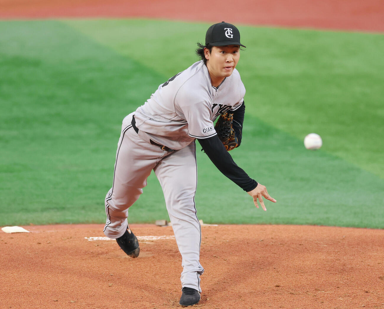 DeNa対巨人　先発し力投する巨人山崎伊織（撮影・増田悦実）