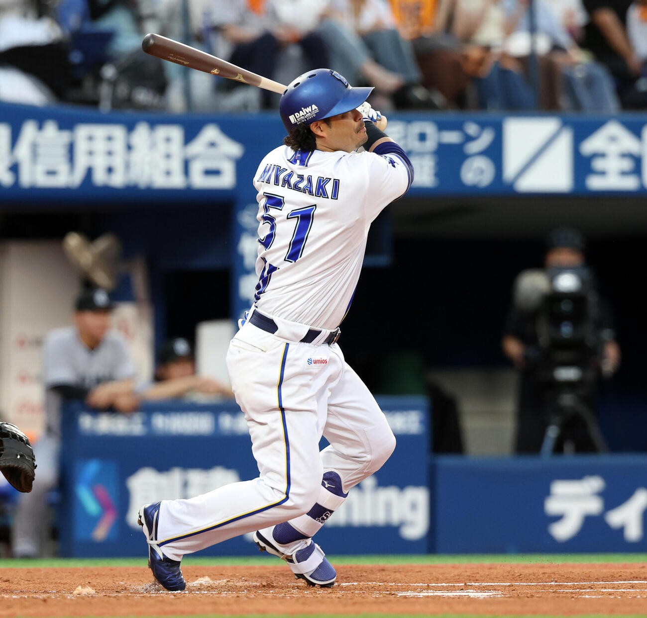 DeNAr対巨人　1回裏DeNA2死一、二塁、宮崎敏郎は2点適時二塁打を放つ（撮影・浅見桂子）