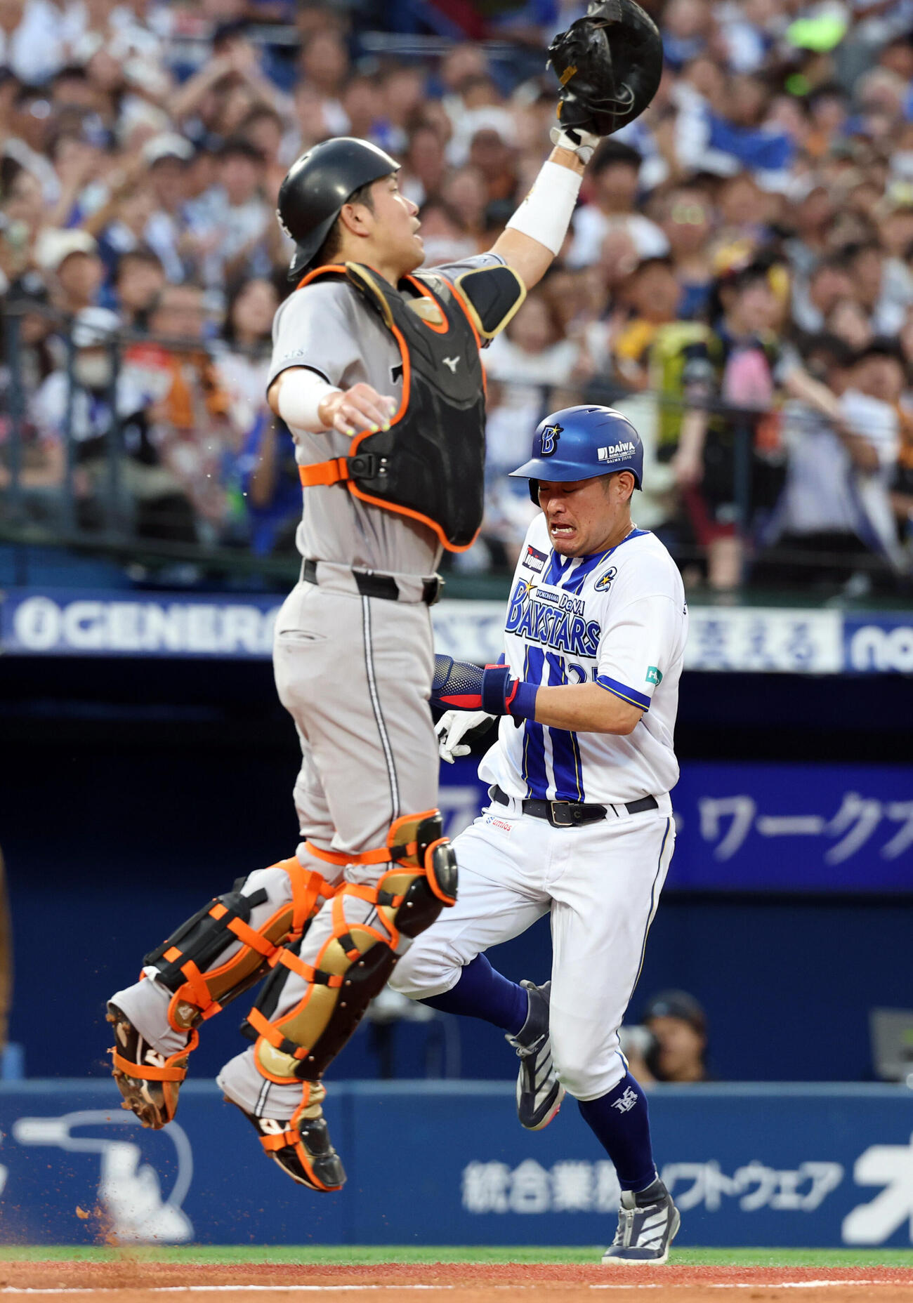 DeNAr対巨人　1回裏DeNA2死一、二塁、宮崎敏郎の2点適時二塁打で生還する筒香嘉智（撮影・浅見桂子）