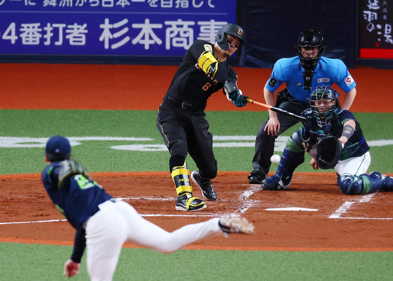 阪神対ヤクルト　1回裏阪神1死一、二塁、佐藤輝明は先制右前適時打を放つ。投手吉村貢司郎（撮影・加藤哉）