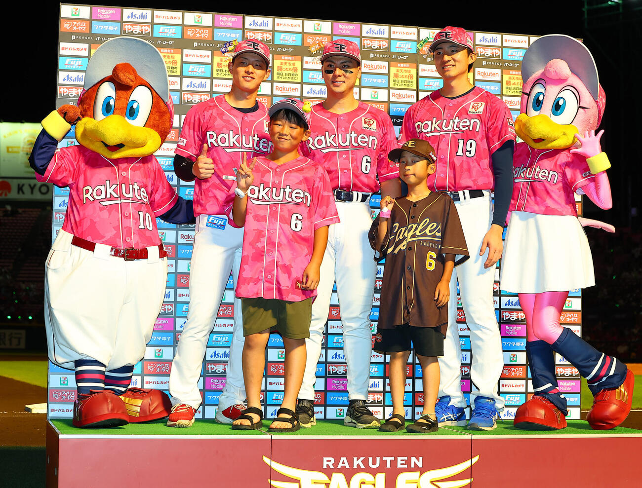 楽天対ロッテ　勝利を喜ぶ、左から楽天辰己涼介、荘司康誠、村林一輝（撮影・野上伸悟）