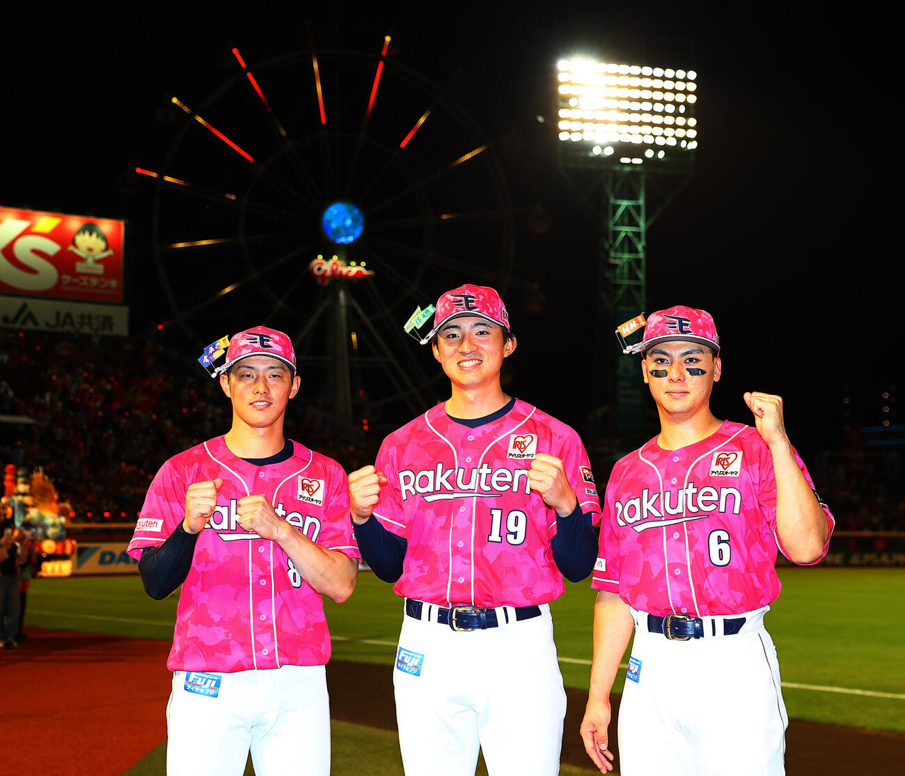 楽天対ロッテ　勝利を喜ぶ、左から楽天辰己涼介、荘司康誠、村林一輝（撮影・野上伸悟）