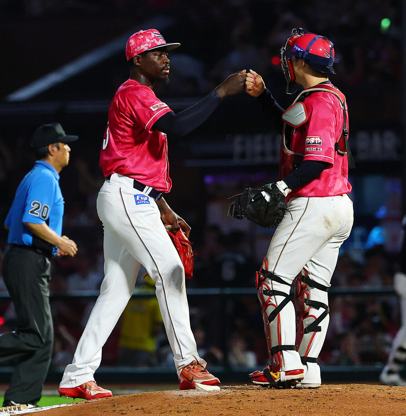 楽天対ロッテ　勝利を喜ぶ楽天ユニオール・マルテ（左）と太田光（撮影・野上伸悟）