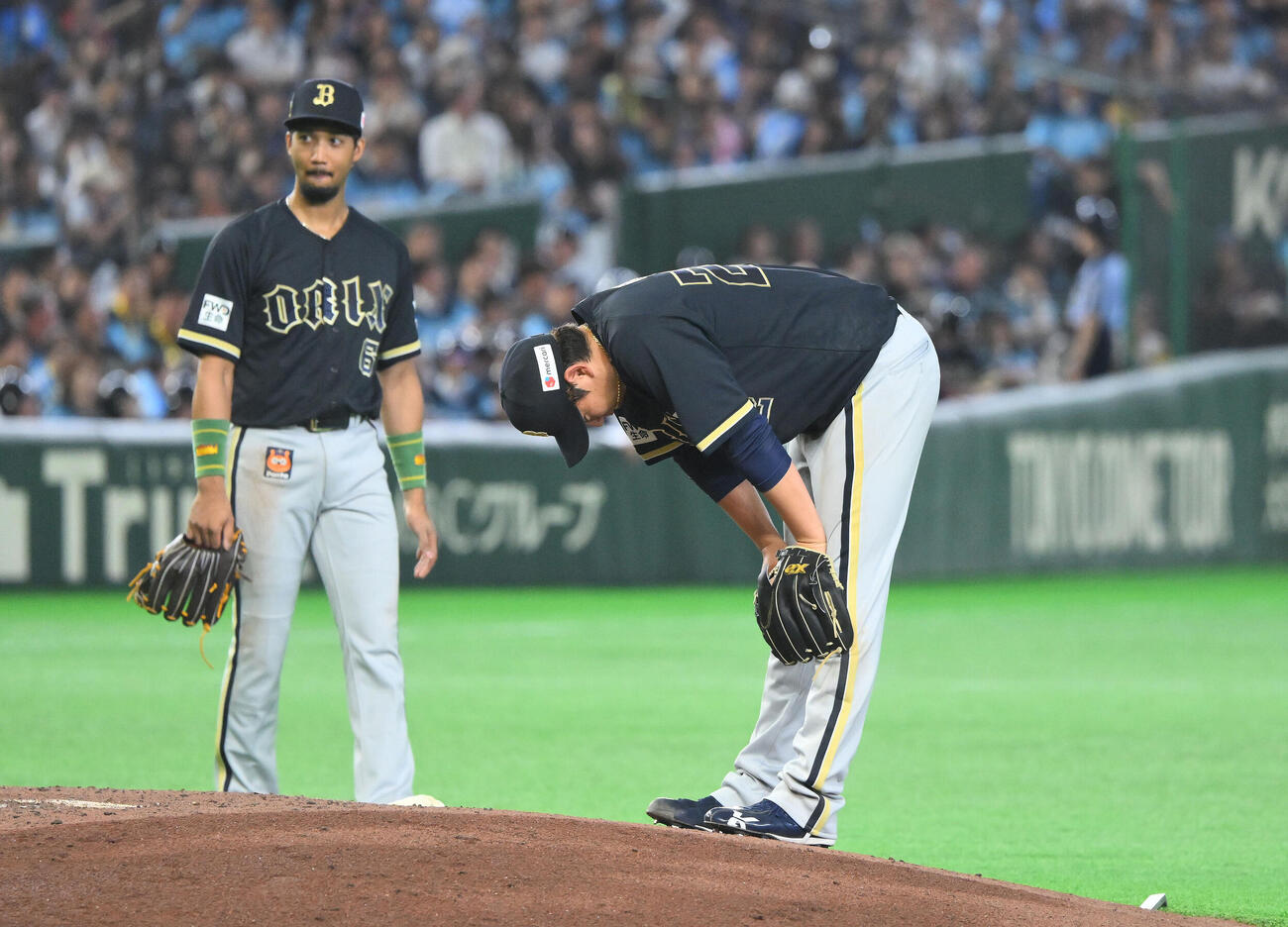 西武対オリックス　4回裏西武1死満塁、源田壮亮に適時打を許し両膝に手をつく九里亜蓮（右）（撮影・滝沢徹郎）