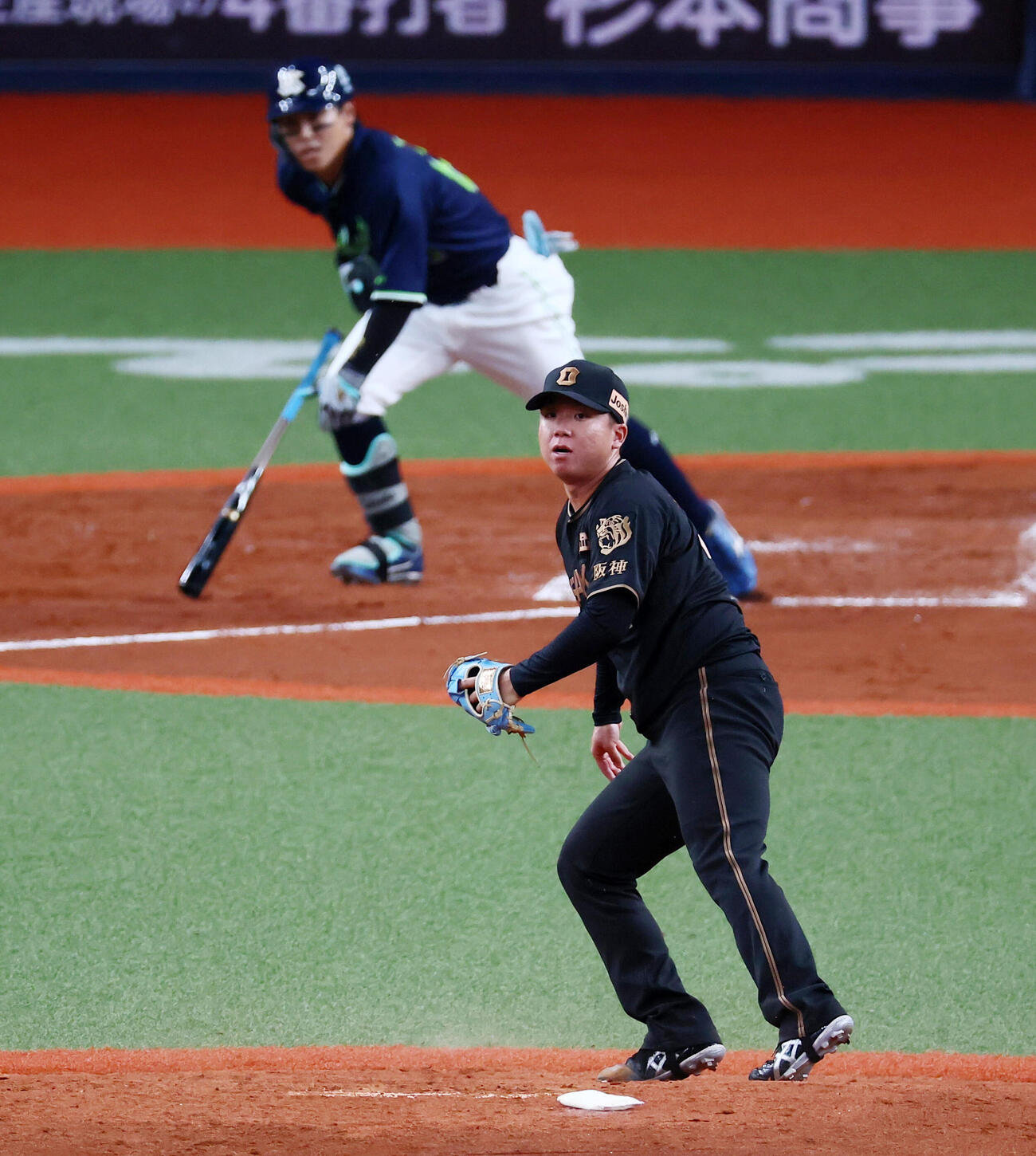 阪神対ヤクルト　2回表ヤクルト2死一、二塁、村上頌樹は武岡龍世に中前適時打を打たれて失点する（撮影・加藤哉）