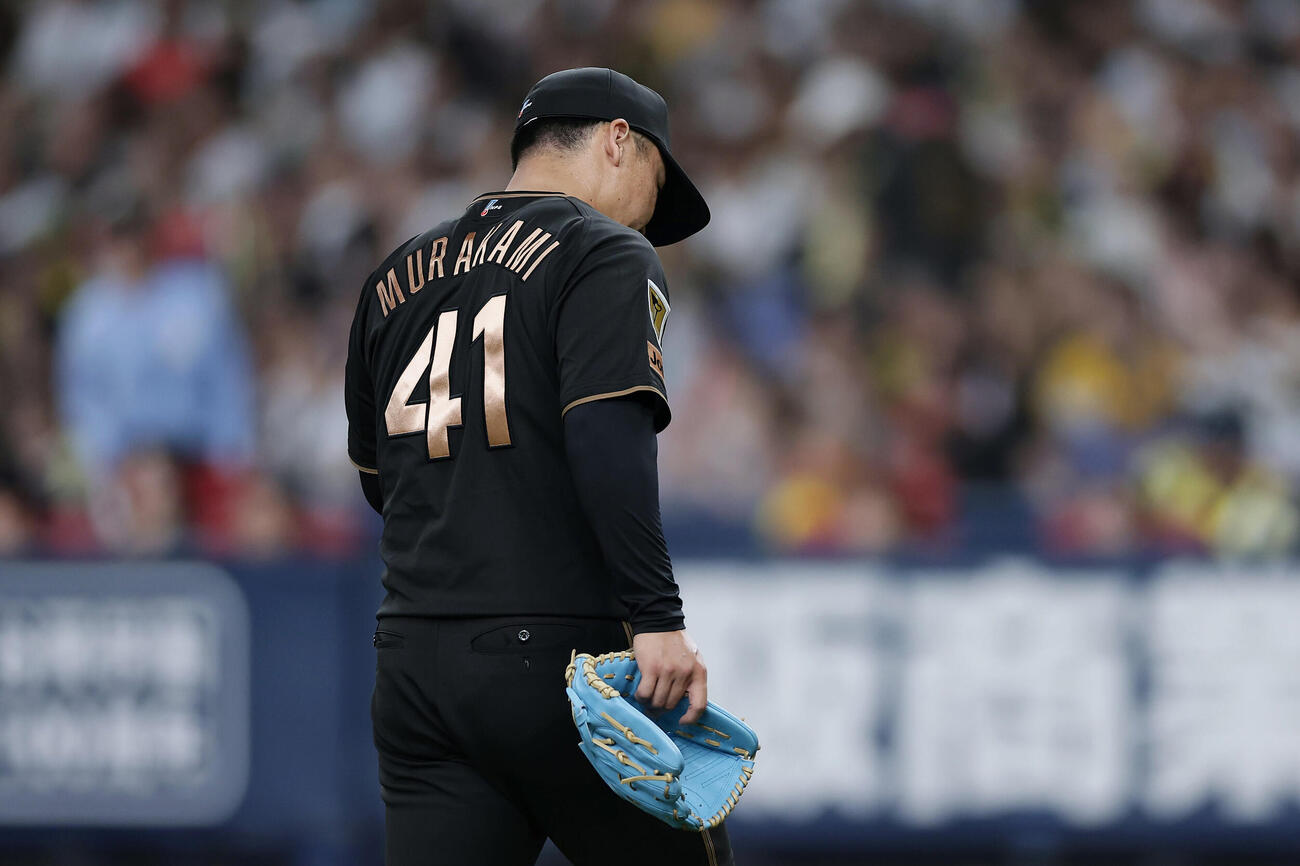 阪神対ヤクルト　2回表を投げ終え、同点を許した阪神村上頌樹は悔しそうにベンチへ戻る（撮影・前田充）