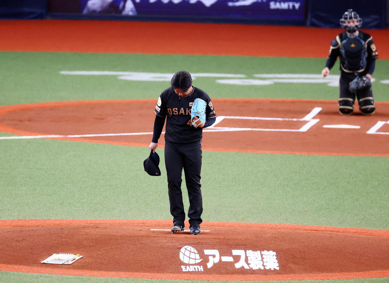 阪神対ヤクルト　1回表、村上頌樹はマウンド上で帽子を取って頭を下げる（撮影・加藤哉）