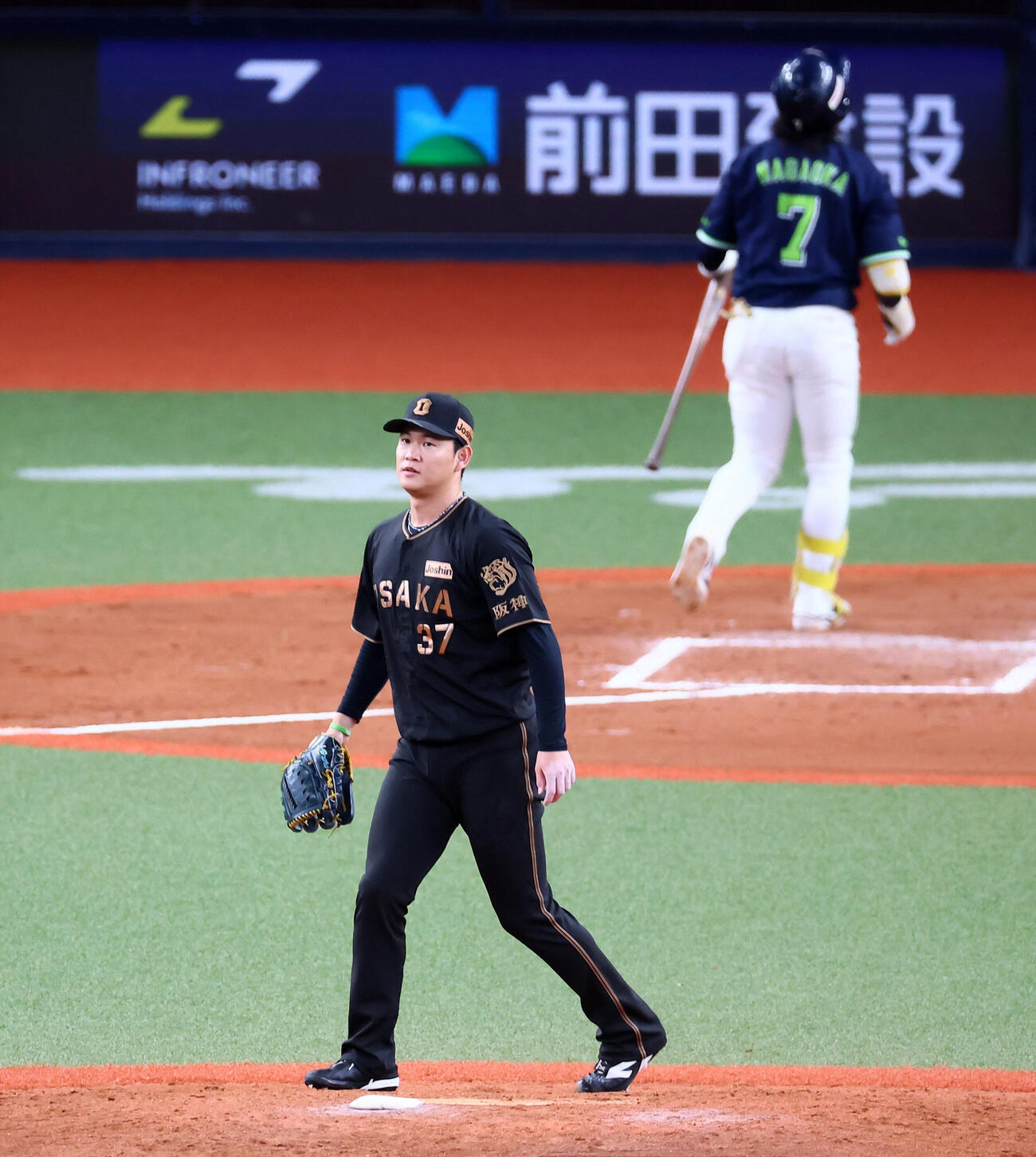 阪神対ヤクルト　7回表ヤクルト1死、及川雅貴は長岡秀樹を三振に仕留める（撮影・加藤哉）