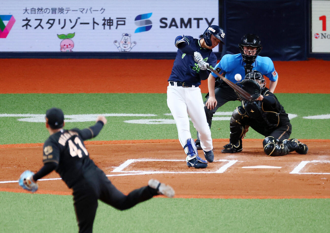 阪神対ヤクルト　6回表ヤクルト無死三塁、西村瑠伊斗は中犠飛を打ち上げて勝ち越しに成功。投手村上頌樹（撮影・加藤哉）