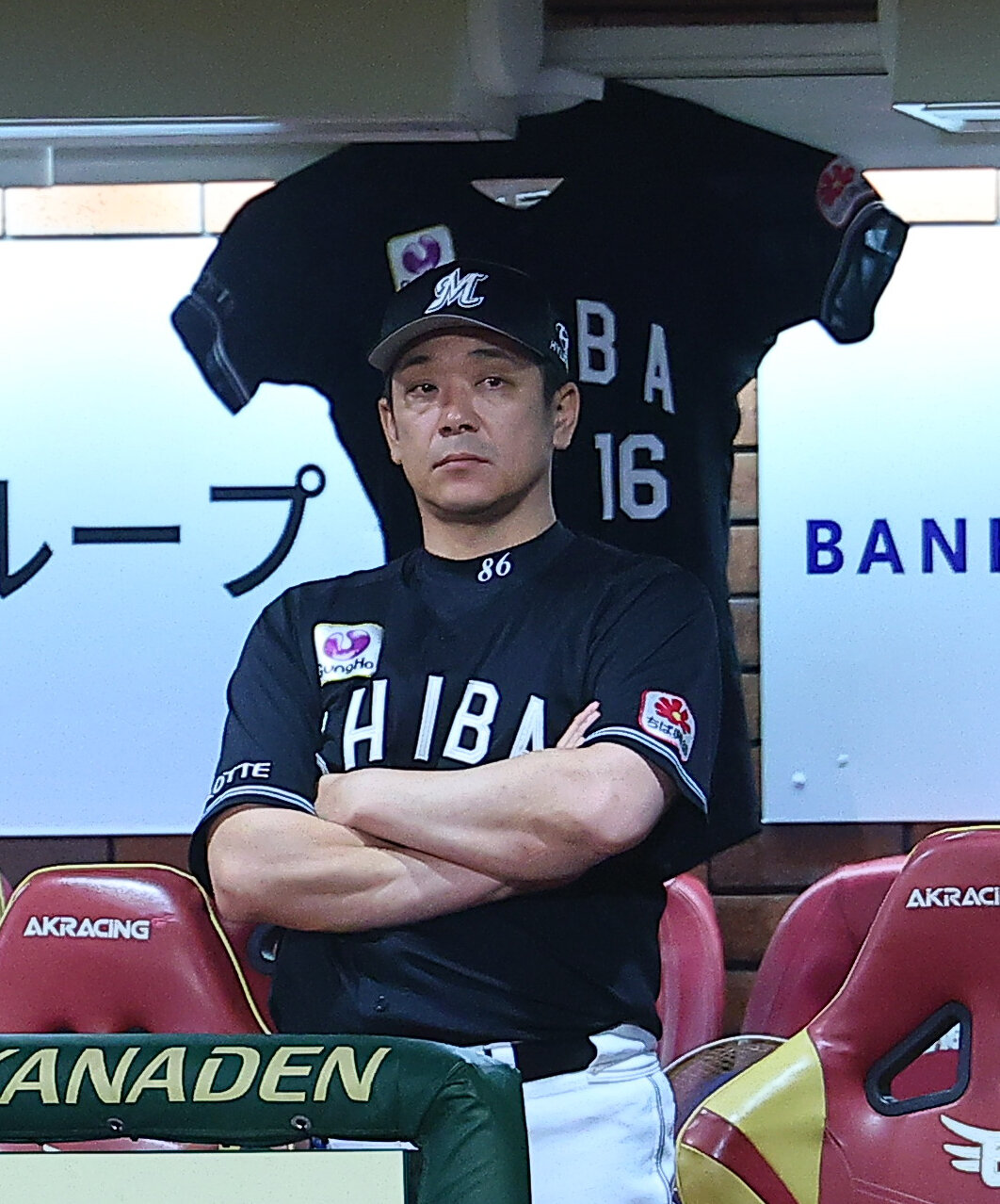 楽天対ロッテ　試合を見つめるロッテのサブロー監督（撮影・野上伸悟）