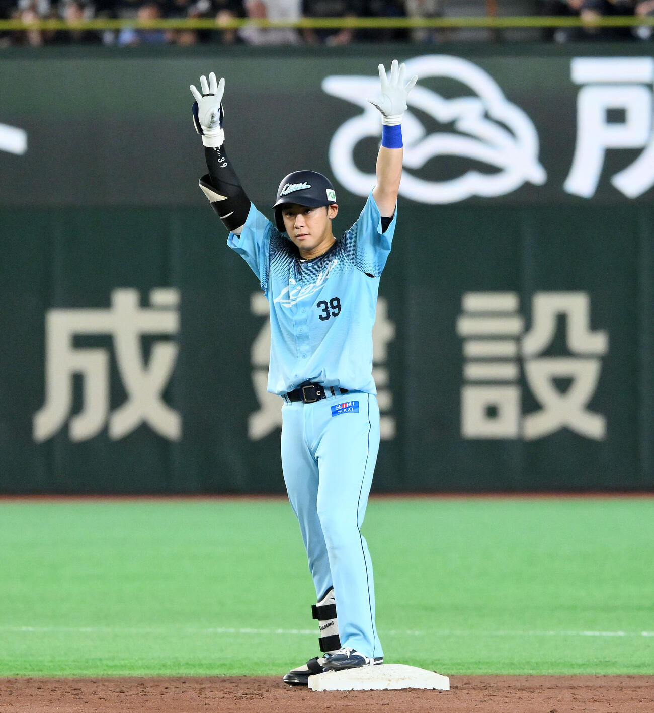 西武対オリックス　4回裏西武無死一、二塁、平沢大河は適時二塁打を放ちポーズを決める（撮影・滝沢徹郎）