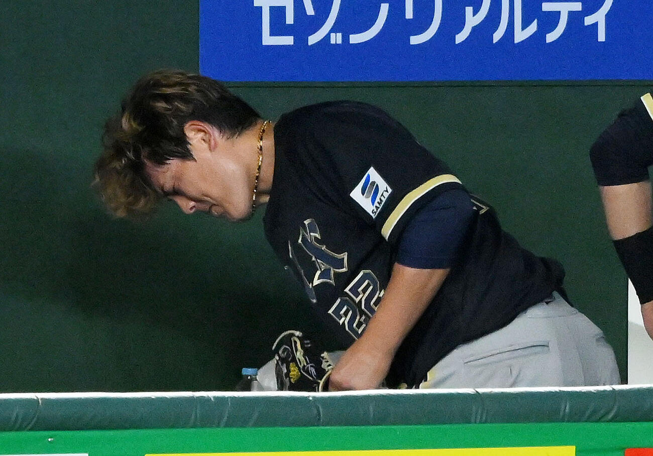 西武対オリックス　4回裏途中で降板しベンチに帽子をたたき付けるオリックス九里亜蓮（撮影・滝沢徹郎）