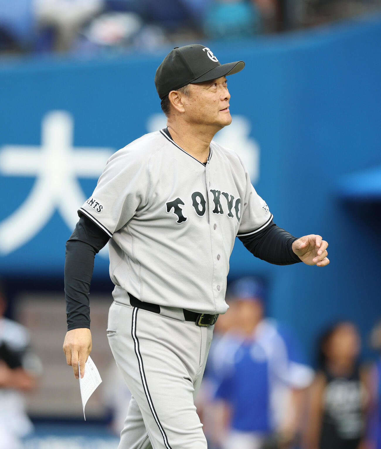 DeNa対巨人　メンバー表交換を行いベンチに戻る橋上秀樹監督代行（撮影・増田悦実）