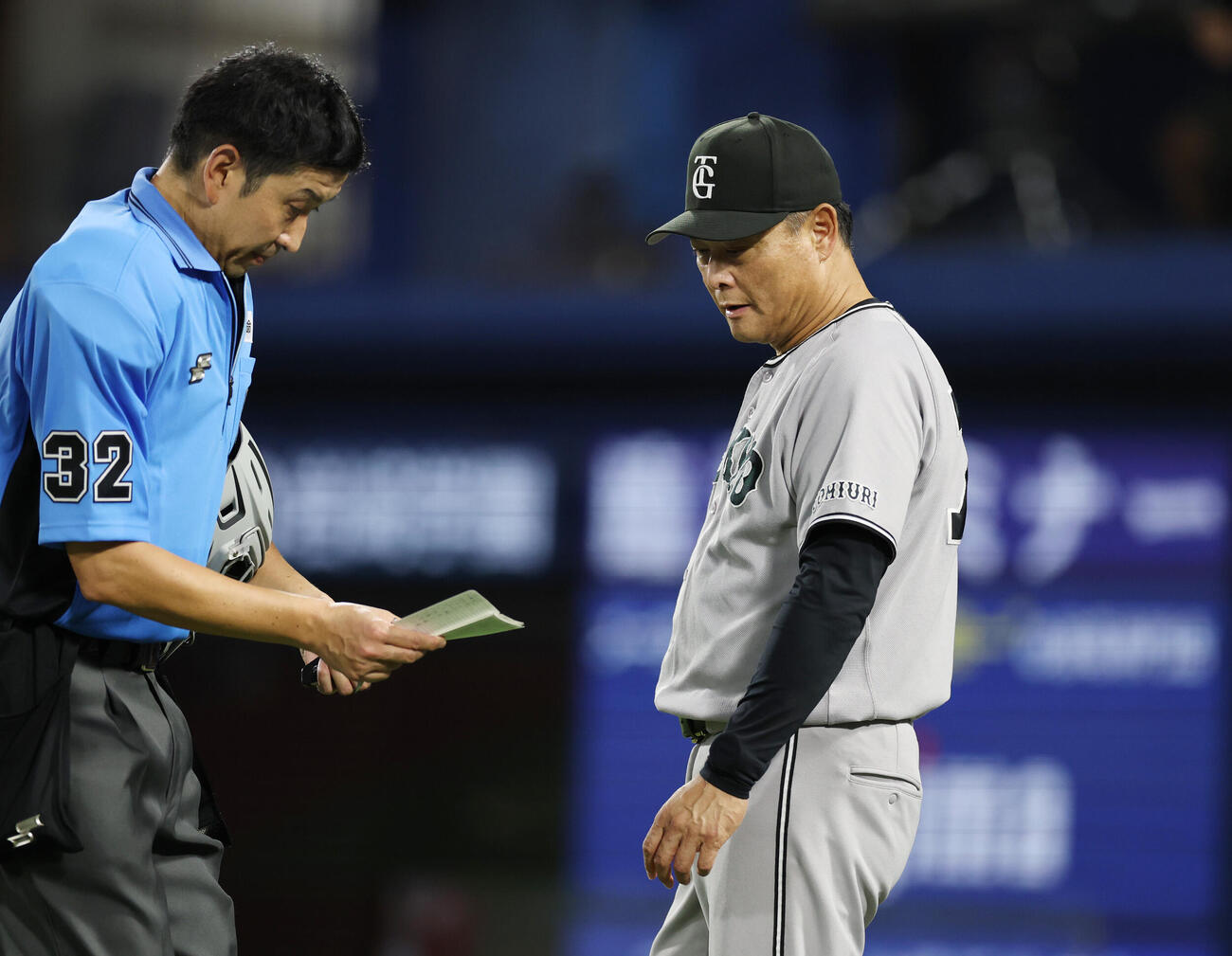 DeNa対巨人　7回表を終え交代を告げる巨人橋上秀樹監督代行（撮影・増田悦実）
