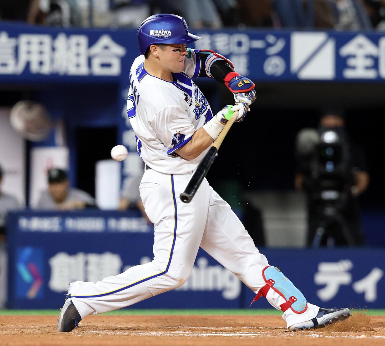 DeNAr対巨人　9回裏DeNA1死、牧秀悟は死球を受ける（撮影・浅見桂子）