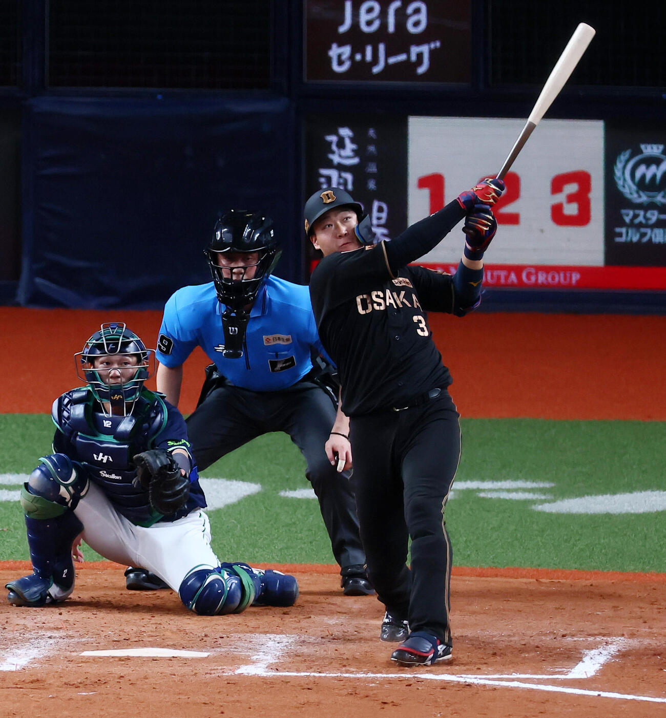 阪神対ヤクルト　9回裏阪神1死、大山悠輔は左越えサヨナラ本塁打を放つ（撮影・加藤哉）
