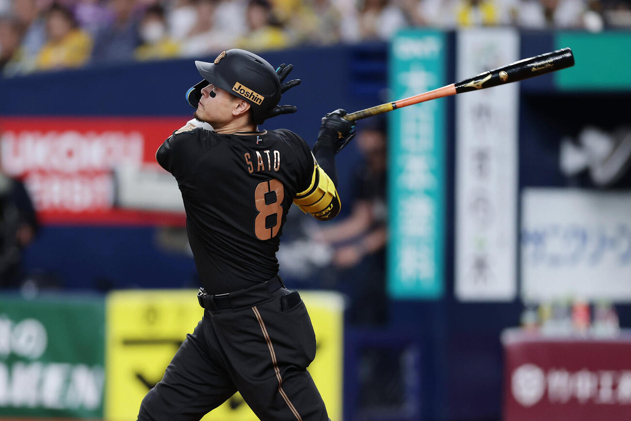 阪神対ヤクルト　9回裏阪神1死、右中間へ同点本塁打を放つ佐藤輝明（撮影・前田充）