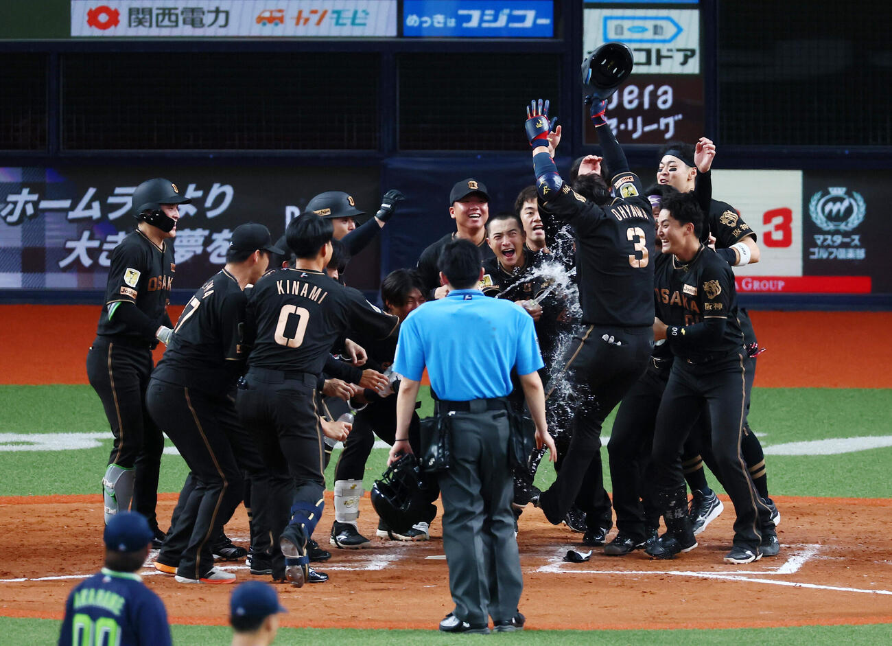 阪神対ヤクルト　9回裏阪神1死、大山悠輔は左越えサヨナラソロ本塁打を放ちナインが待ち受ける本塁に生還（撮影・加藤哉）