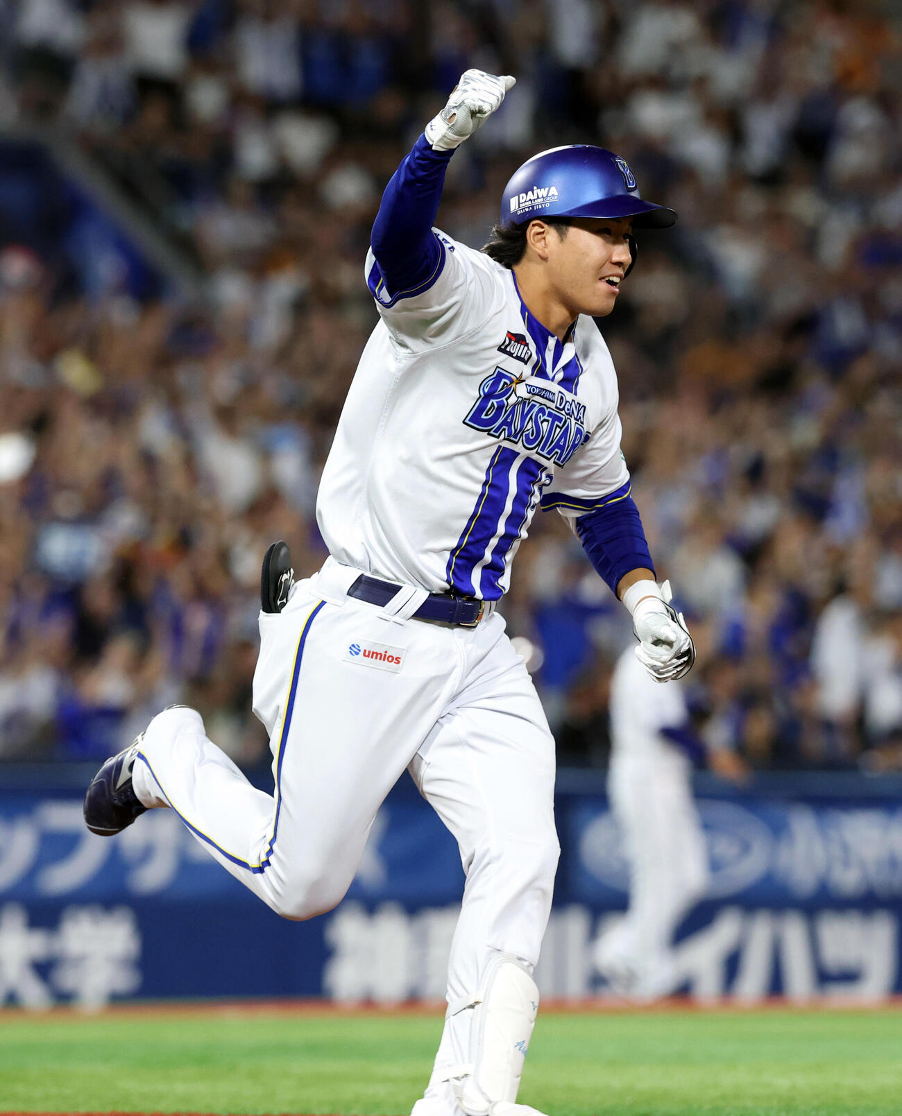 DeNAr対巨人　9回裏DeNA2死満塁、宮下朝陽はサヨナラ打を放ちガッツポーズ（撮影・浅見桂子）