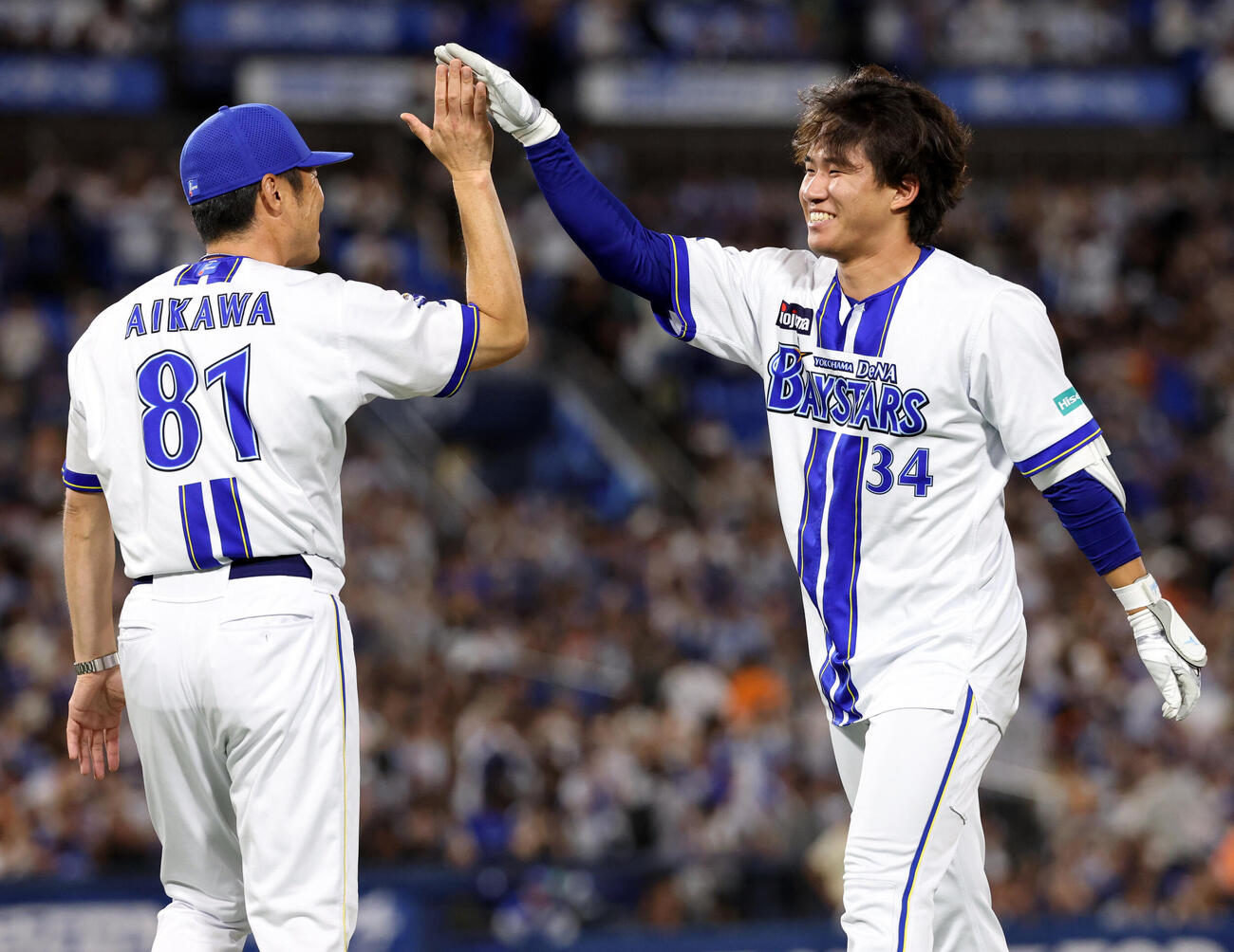 DeNAr対巨人　9回裏DeNA2死満塁、宮下朝陽（右）はサヨナラ打を放ち相川亮二監督と笑顔でハイタッチ（撮影・浅見桂子）