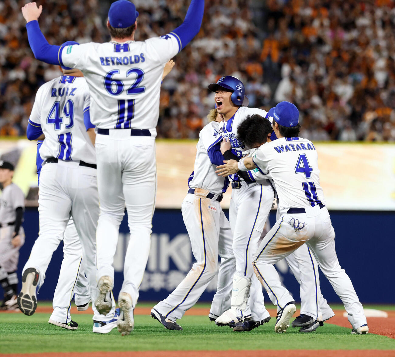 DeNAr対巨人　9回裏DeNA2死満塁、宮下朝陽（右から3人目）はサヨナラ打を放ち祝福される（撮影・浅見桂子）