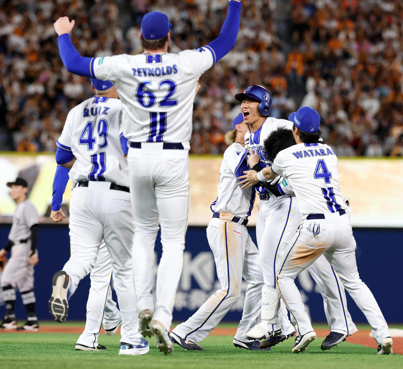 DeNAr対巨人　9回裏DeNA2死満塁、宮下朝陽（右から3人目）はサヨナラ打を放ちナインに祝福される（撮影・浅見桂子）
