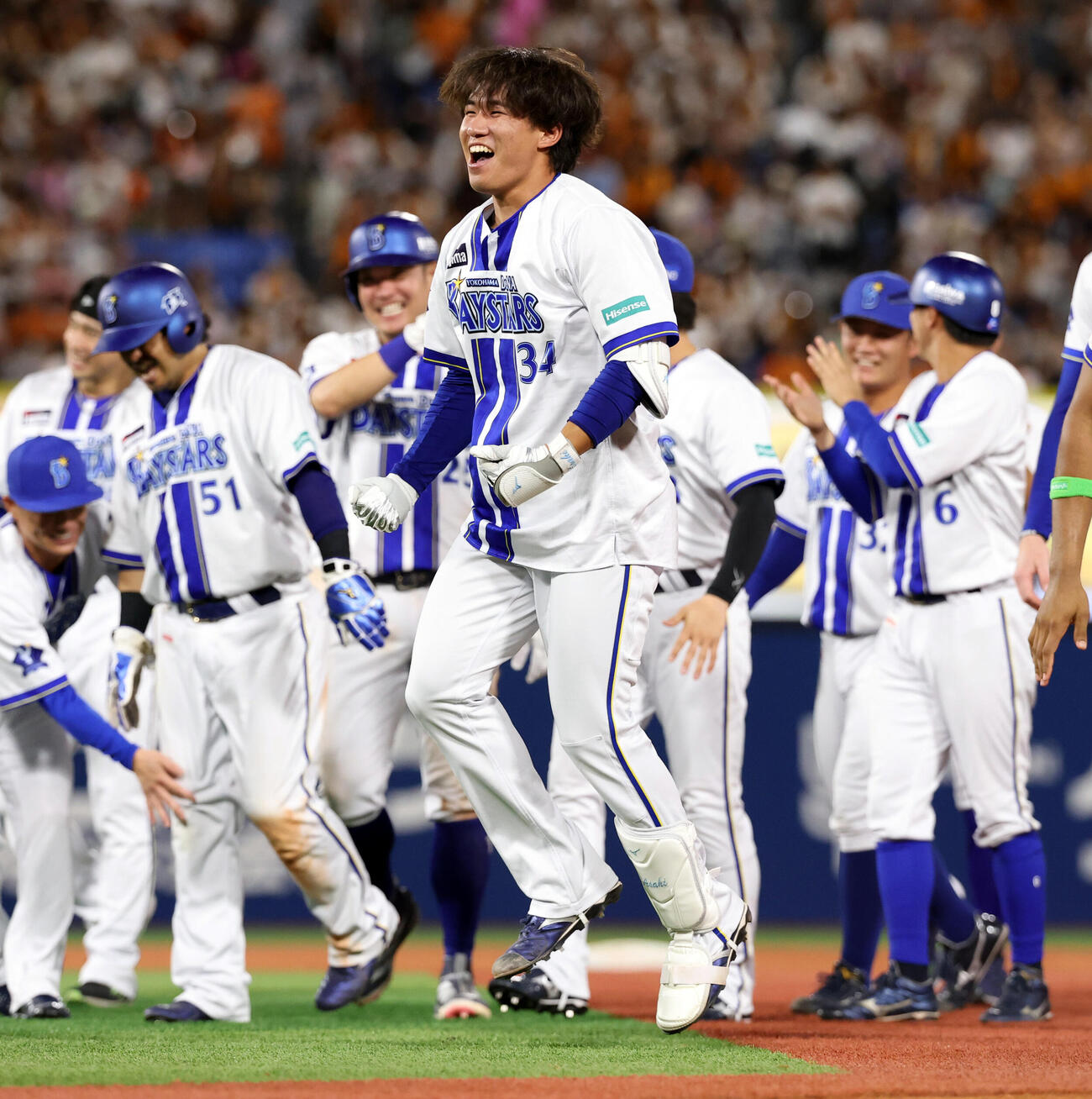DeNAr対巨人　9回裏DeNA2死満塁、宮下朝陽はサヨナラ打を放ち大喜びする（撮影・浅見桂子）