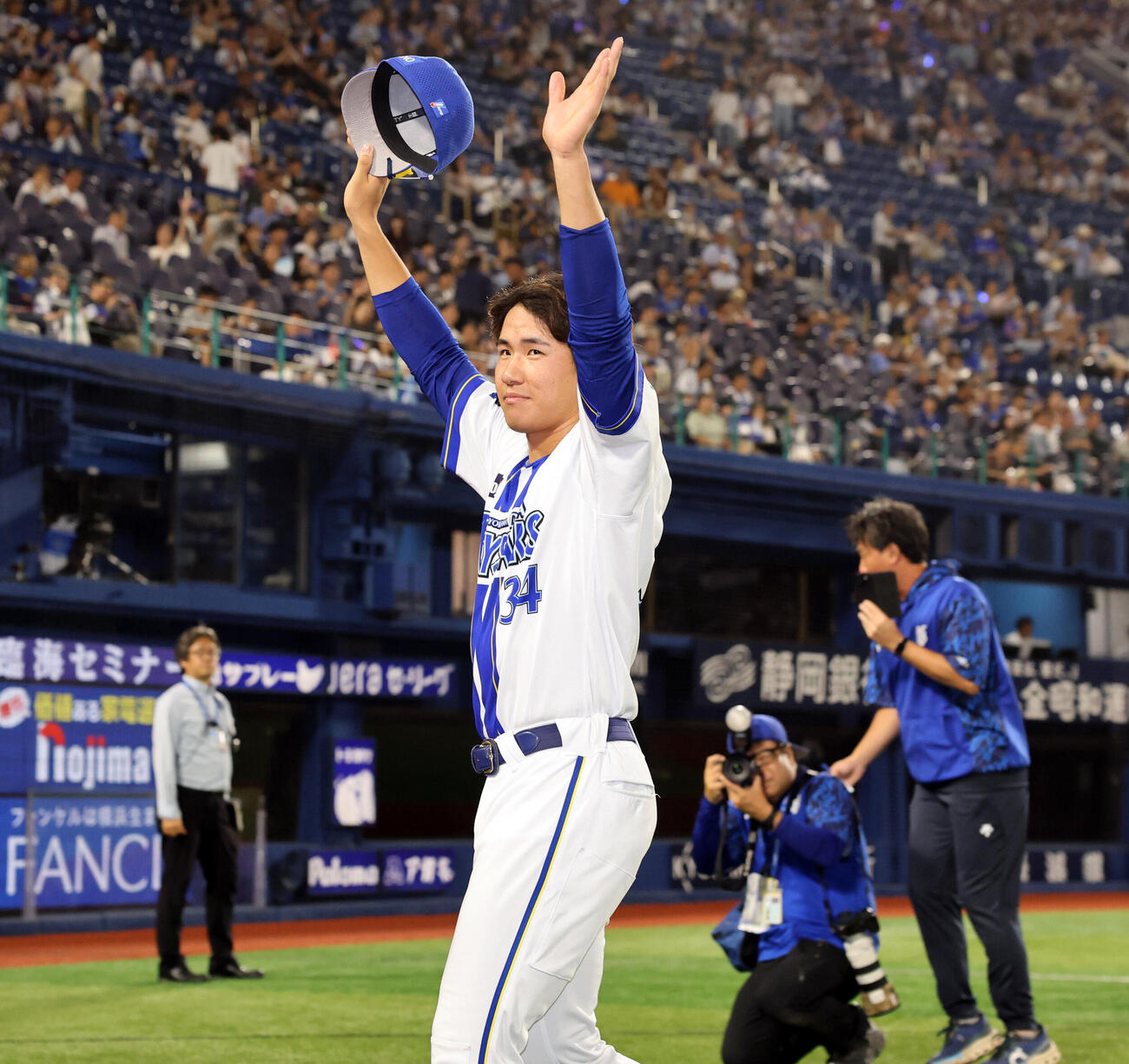 DeNAr対巨人　ヒーローインタビュー後、スタンドに手を振るDeNA宮下朝陽（撮影・浅見桂子）