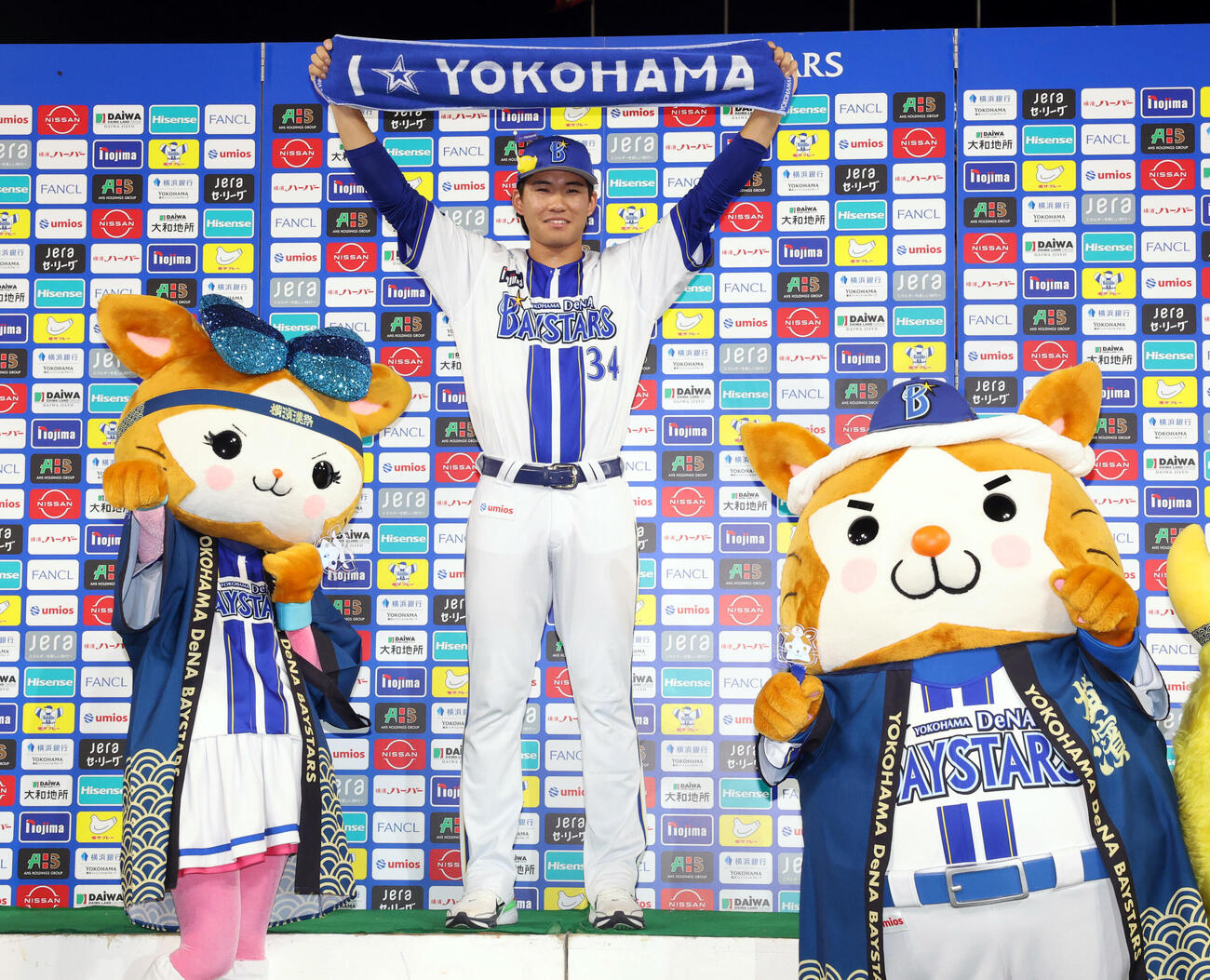 DeNAr対巨人　ヒーローインタビューでタオルを掲げるDeNA宮下朝陽（撮影・浅見桂子）