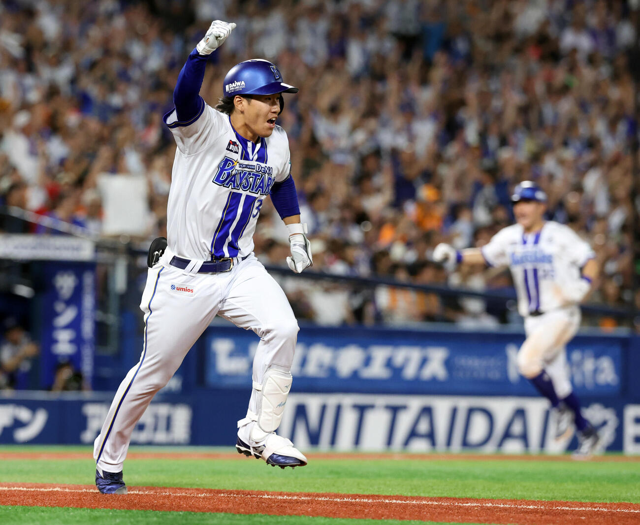 DeNAr対巨人　9回裏DeNA2死満塁、宮下朝陽はサヨナラ打を放ちガッツポーズ（撮影・浅見桂子）