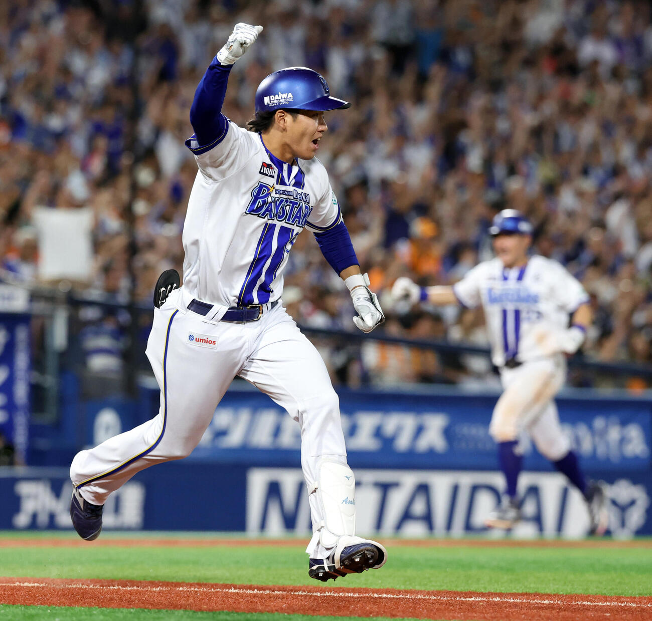 DeNAr対巨人　9回裏DeNA2死満塁、宮下朝陽はサヨナラ打を放ちガッツポーズ（撮影・浅見桂子）