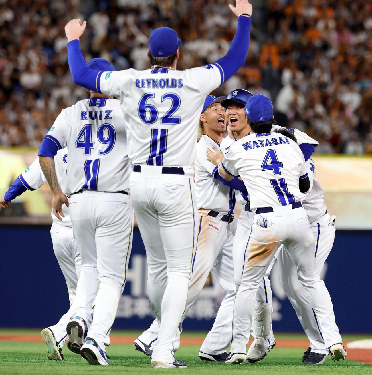 DeNAr対巨人　9回裏DeNA2死満塁、宮下朝陽（右から3人目）はサヨナラ打を放ち祝福される（撮影・浅見桂子）