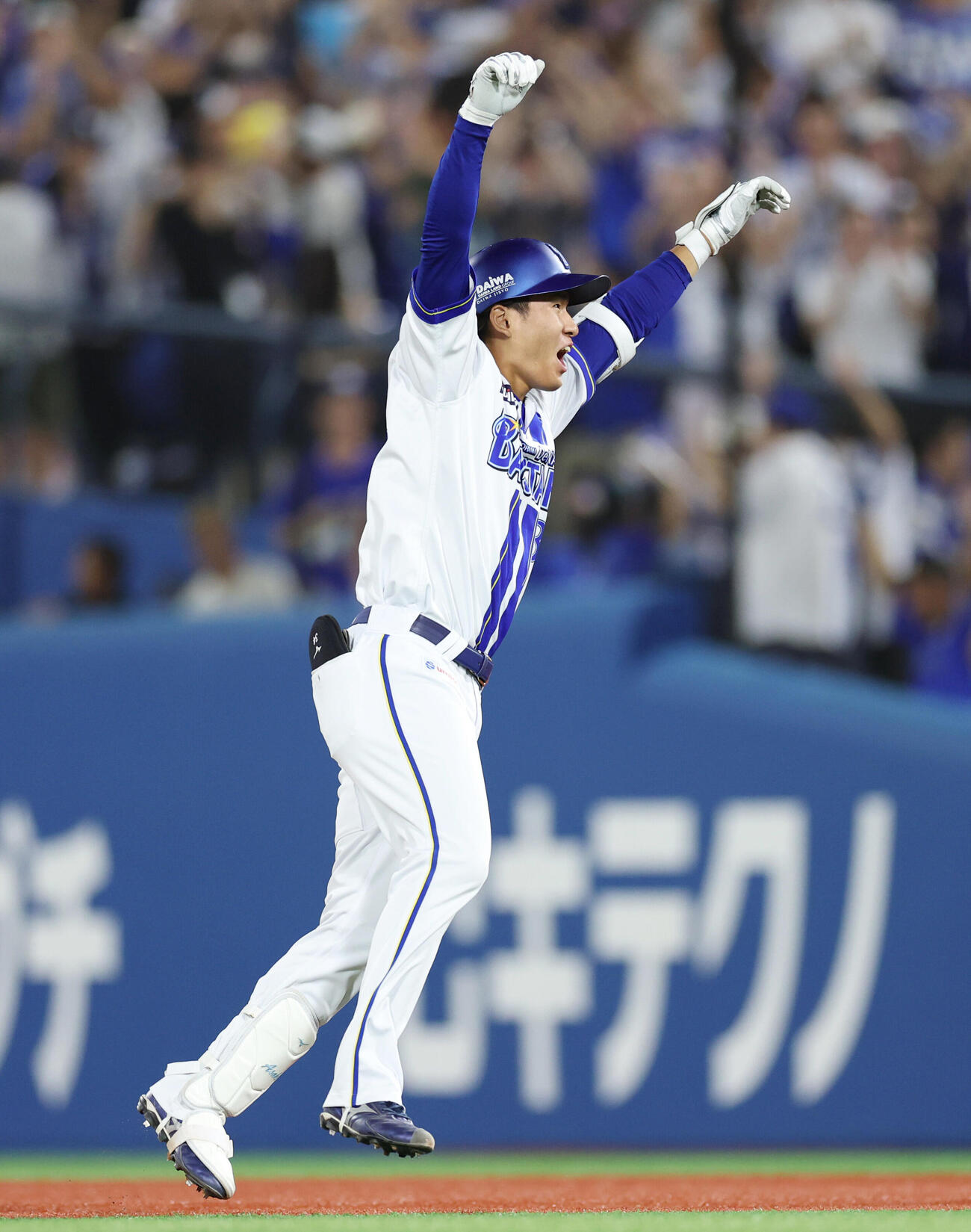 DeNa対巨人　9回裏DeNA2死満塁、サヨナラの適時打を放ち喜ぶ宮下朝陽（撮影・増田悦実）