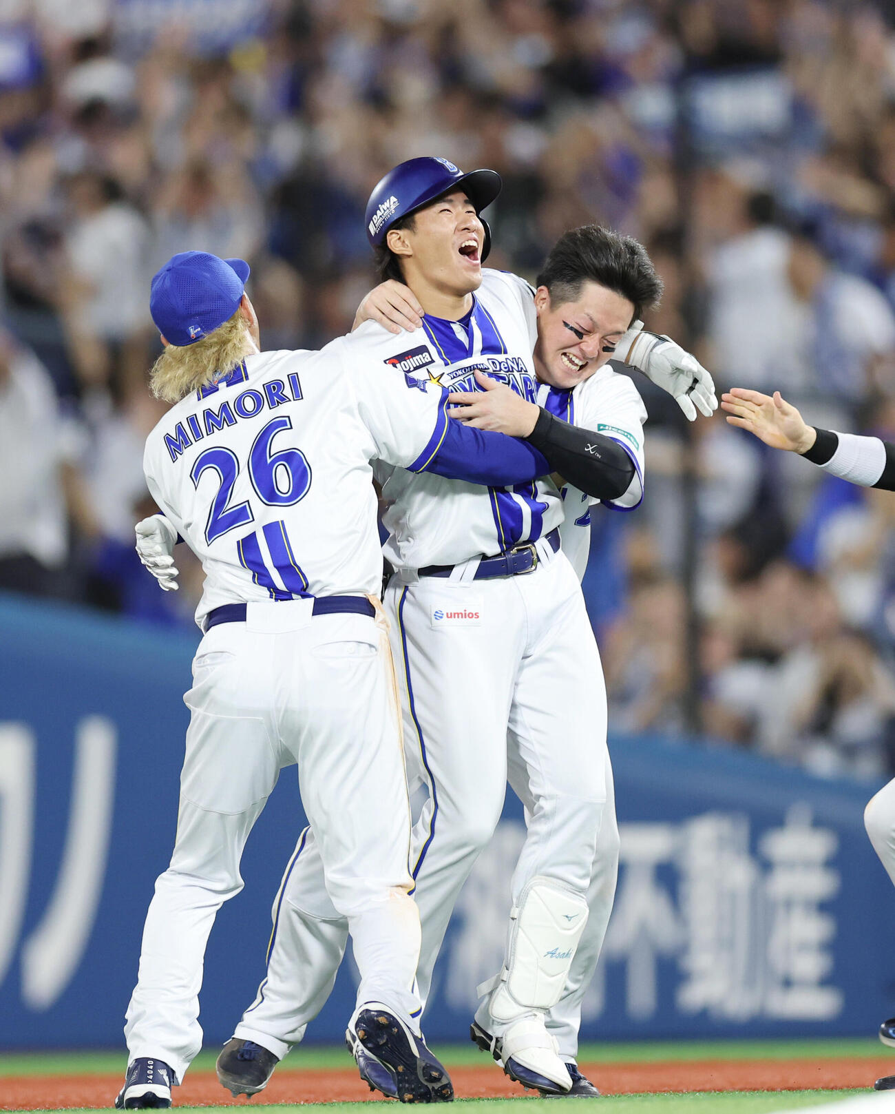 DeNa対巨人　9回裏DeNA2死満塁、サヨナラの適時打を放ちナインと喜ぶ宮下朝陽（撮影・増田悦実）