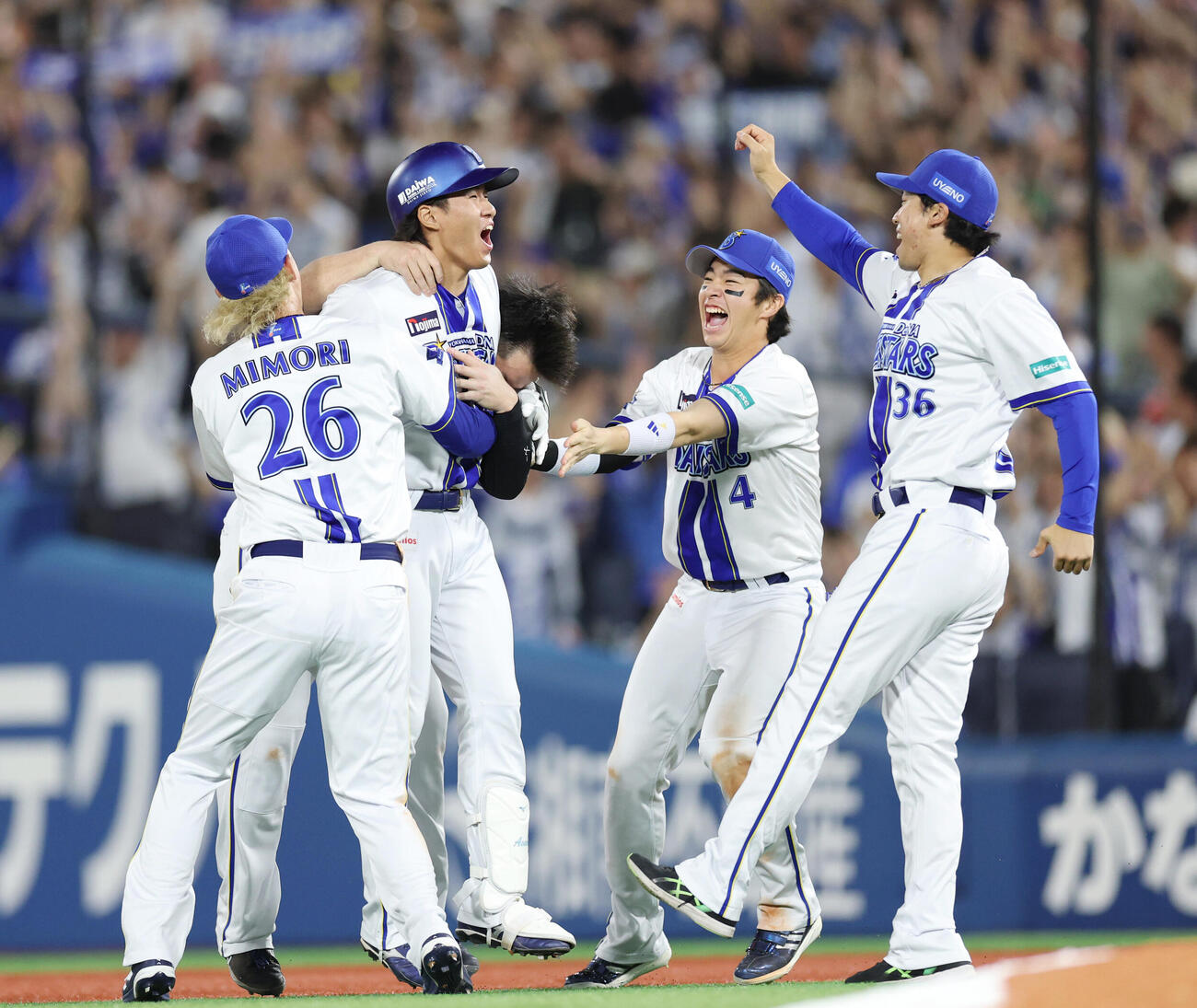 DeNa対巨人　9回裏DeNA2死満塁、サヨナラの適時打を放ちナインと喜ぶ宮下朝陽（撮影・増田悦実）