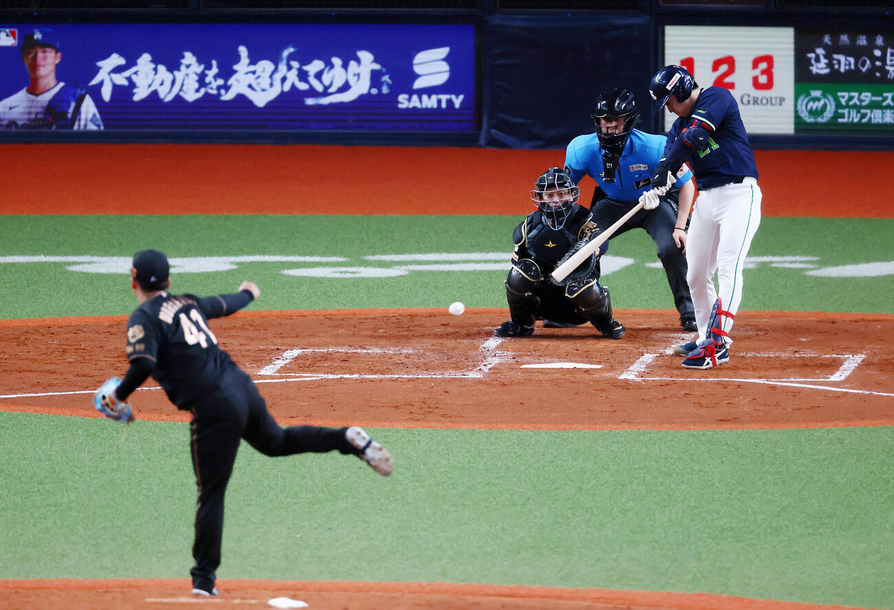 阪神対ヤクルト　2回表ヤクルト2死一塁、吉村貢司郎は右前打を放つ。投手村上頌樹（撮影・加藤哉）