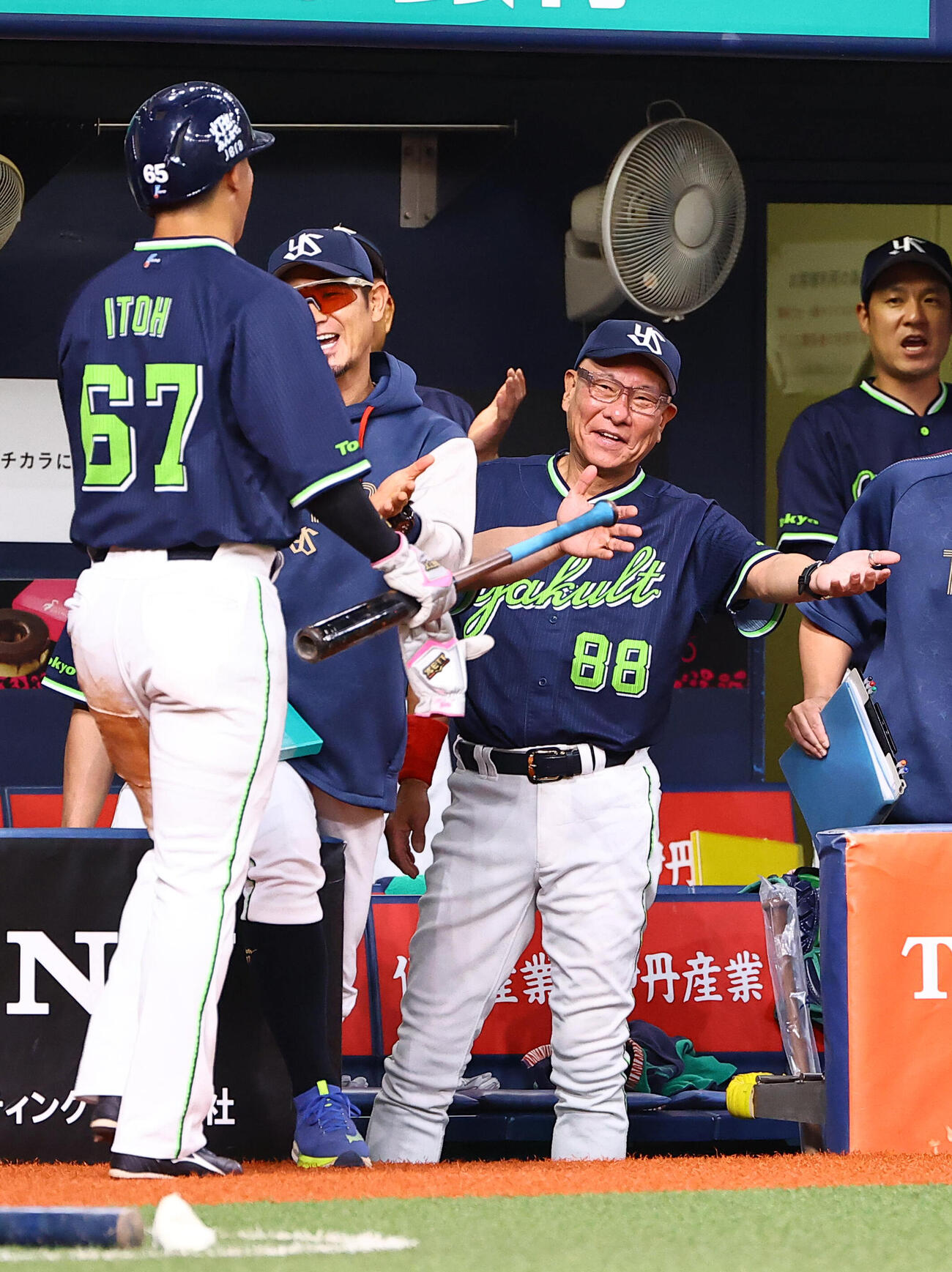 阪神対ヤクルト　2回表ヤクルト2死一、二塁、池山隆寛監督（右）は武岡龍世の適時打で生還した伊藤琉偉を笑顔で出迎える（撮影・上田博志）