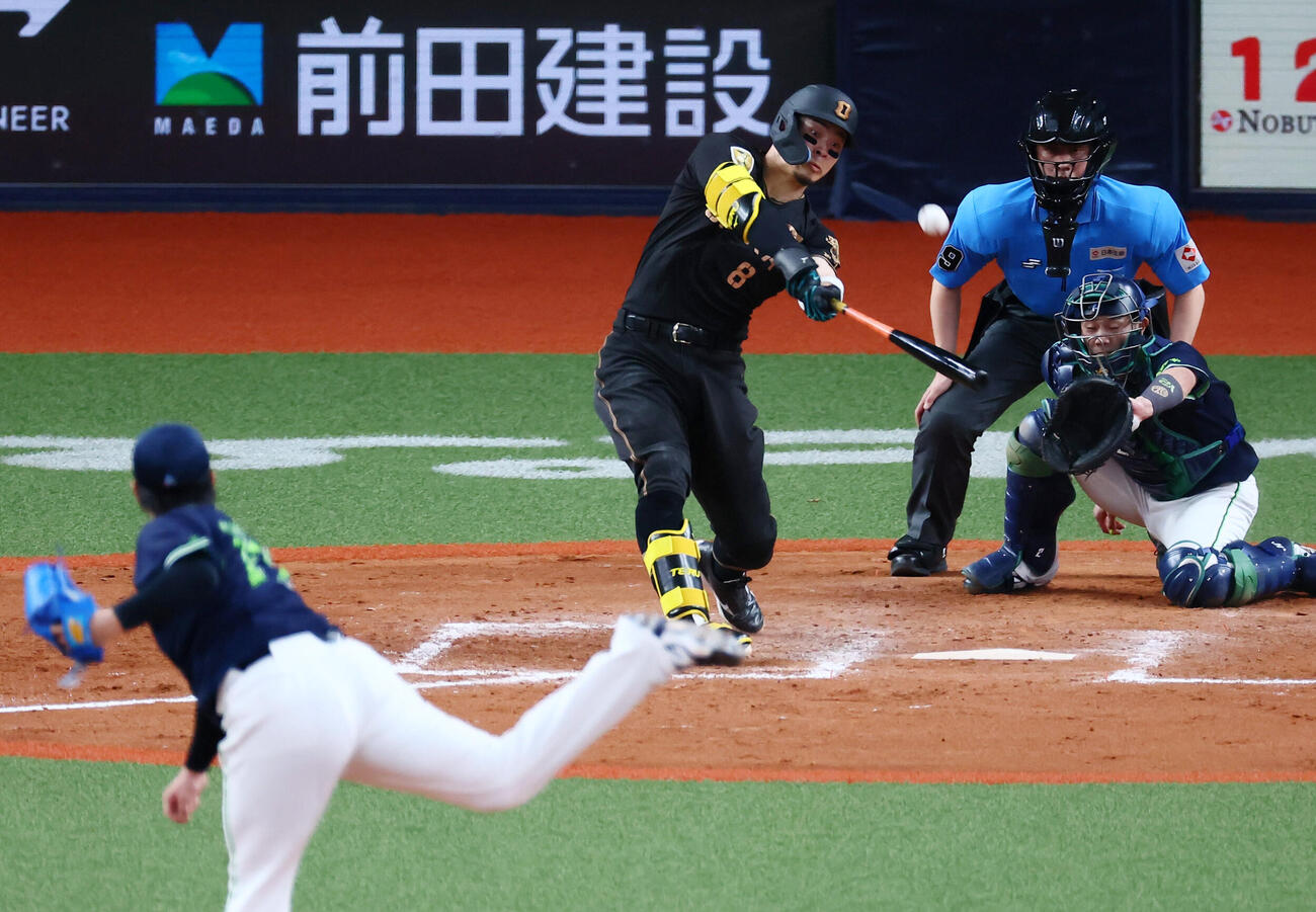阪神対ヤクルト　9回裏阪神1死、佐藤輝明は右中間越え同点ソロ本塁打を放つ（撮影・加藤哉）