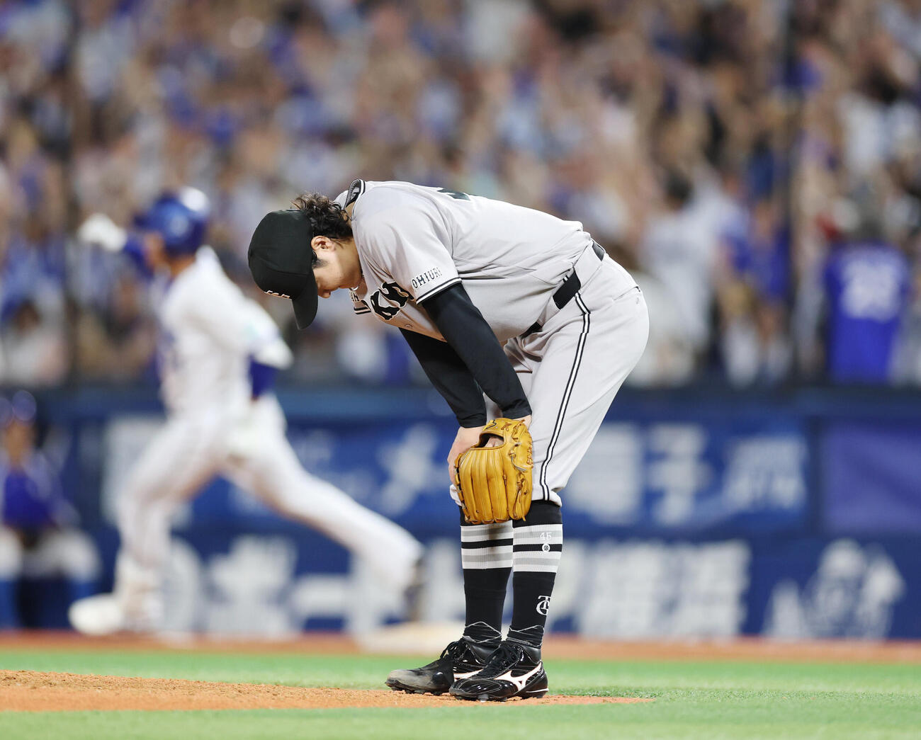 DeNa対巨人　9回裏DeNA2死満塁、宮下朝陽にサヨナラの適時打を放たれがっくりとする田中瑛斗（撮影・増田悦実）