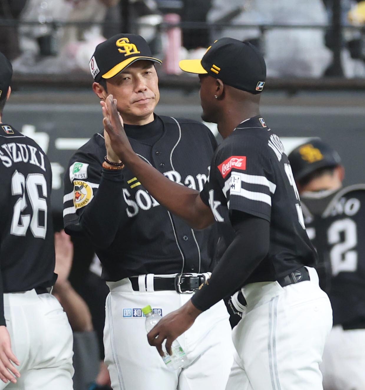日本ハム対ソフトバンク　試合後、モイネロとタッチする小久保裕紀監督（撮影・黒川智章）