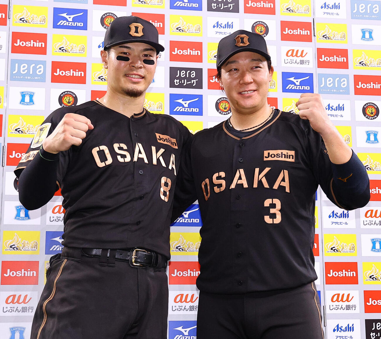 阪神対ヤクルト　お立ち台でガッツポーズをする佐藤輝明（左）と大山悠輔（撮影・上田博志）
