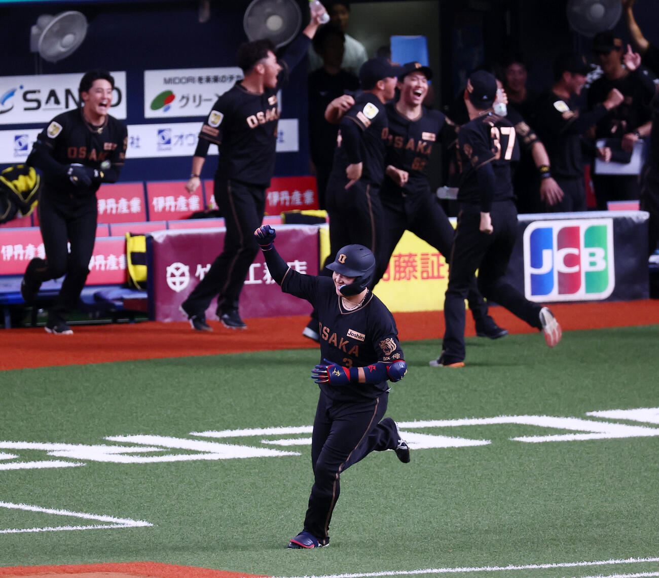 阪神対ヤクルト　9回裏阪神1死、大山悠輔は左越えサヨナラソロ本塁打を放つ（撮影・加藤哉）