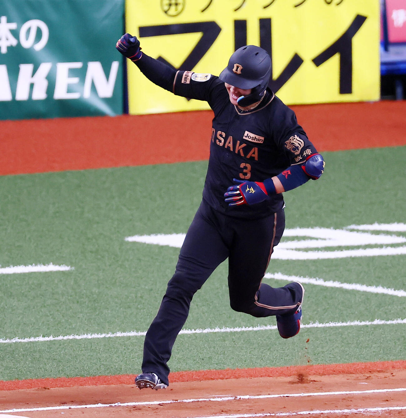 阪神対ヤクルト　9回裏阪神1死、大山悠輔は左越えサヨナラソロ本塁打を放ちダイヤモンドを1周する（撮影・加藤哉）
