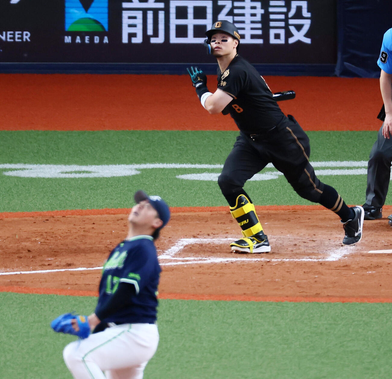阪神対ヤクルト　9回裏阪神1死、佐藤輝明は右中間越えソロ本塁打を放つ。投手清水昇（撮影・加藤哉）