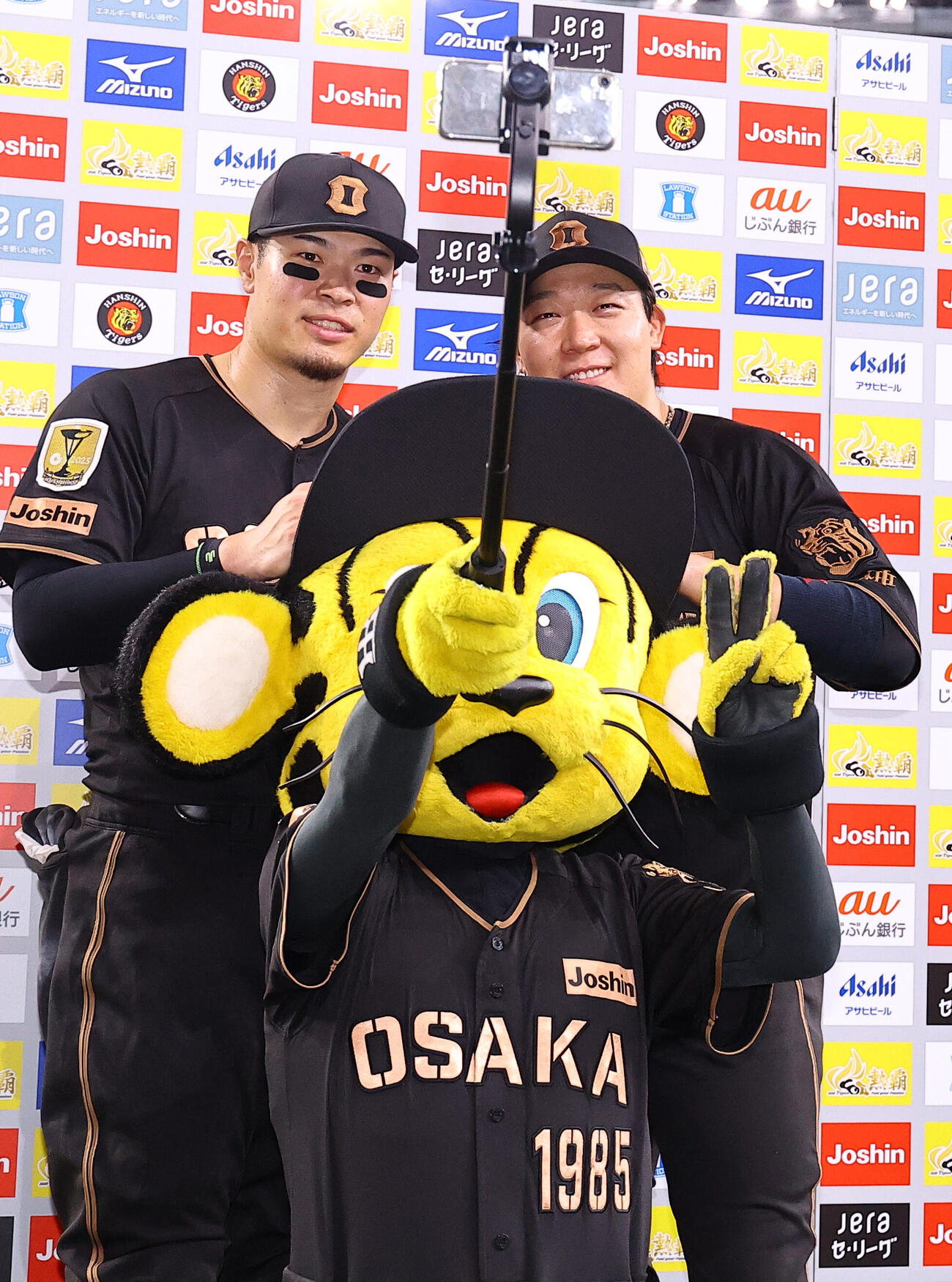 阪神対ヤクルト　トラッキーと記念撮影をする佐藤輝明（左）と大山悠輔（撮影・上田博志）