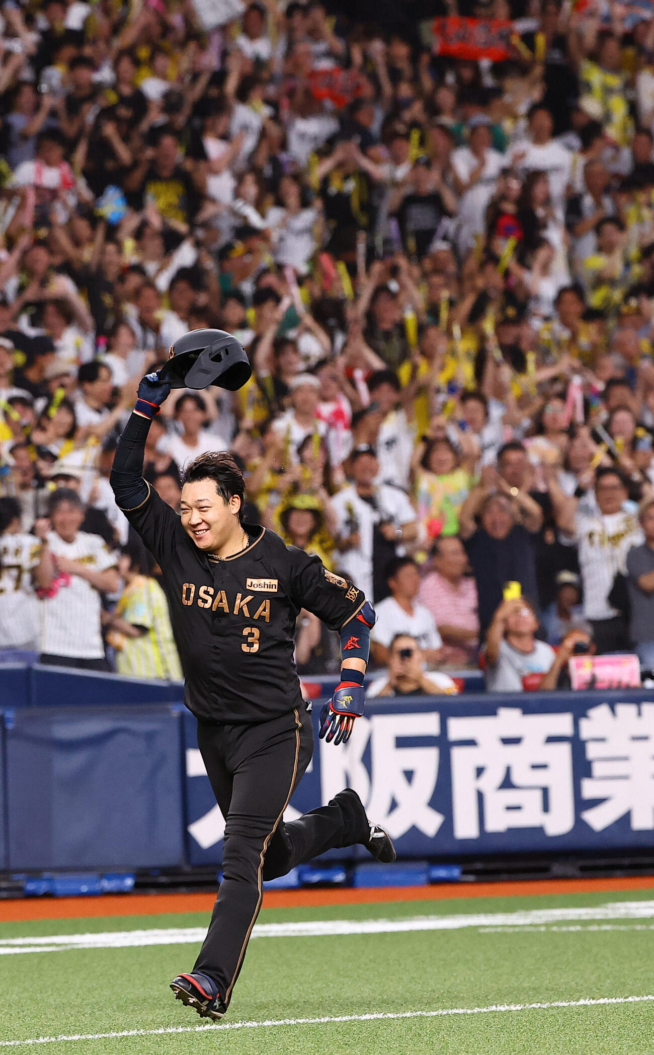 阪神対ヤクルト　9回裏阪神1死、サヨナラ本塁打を放った大山悠輔は大歓声を受けながら本塁へ向かう（撮影・上田博志）